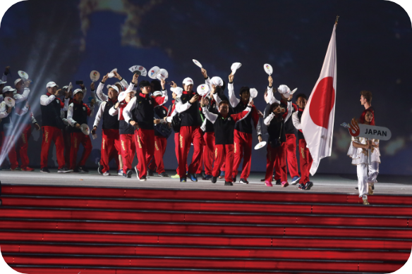 国旗を持った日本選手団の写真