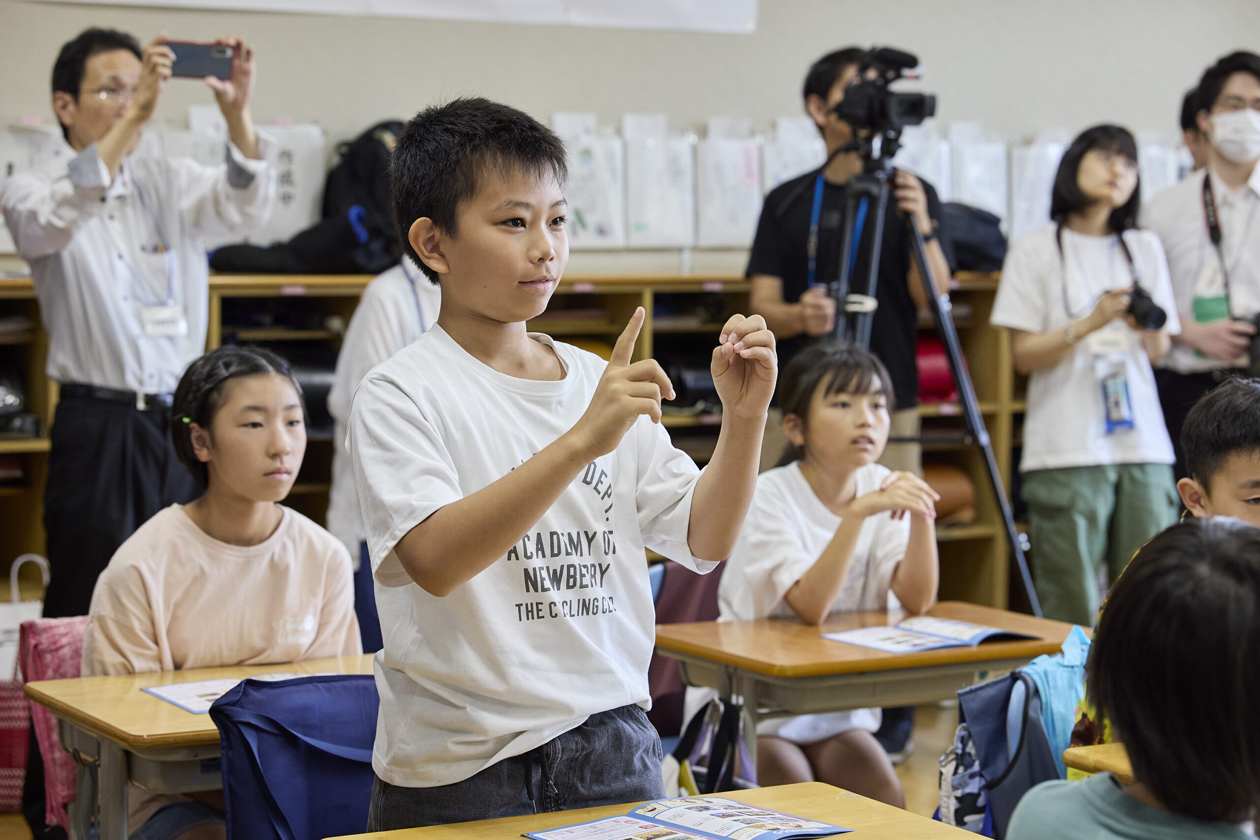 手話で1と0を示している児童の写真