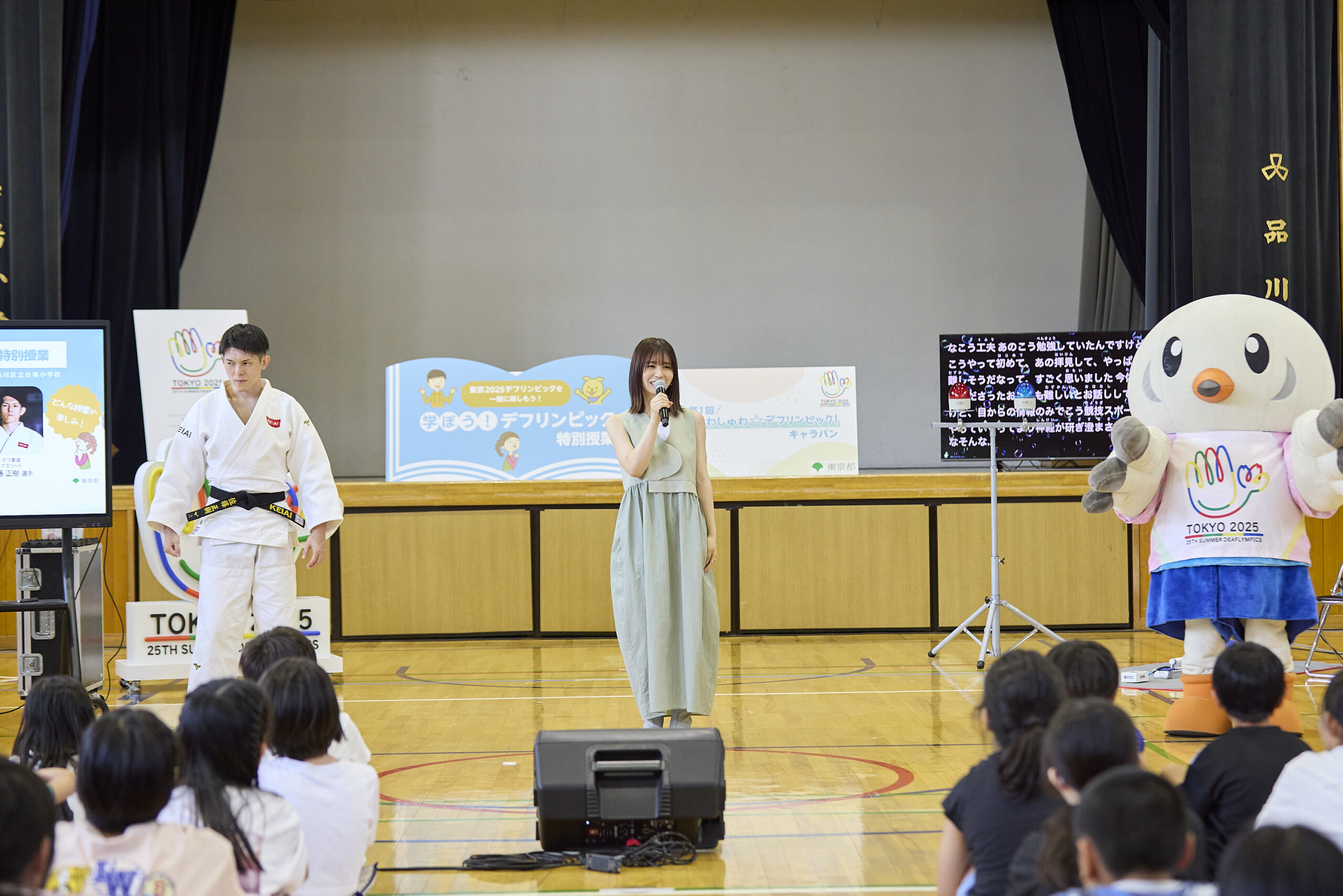 マイクを持って話をしている長濱さんと佐藤選手、ゆりーとの写真