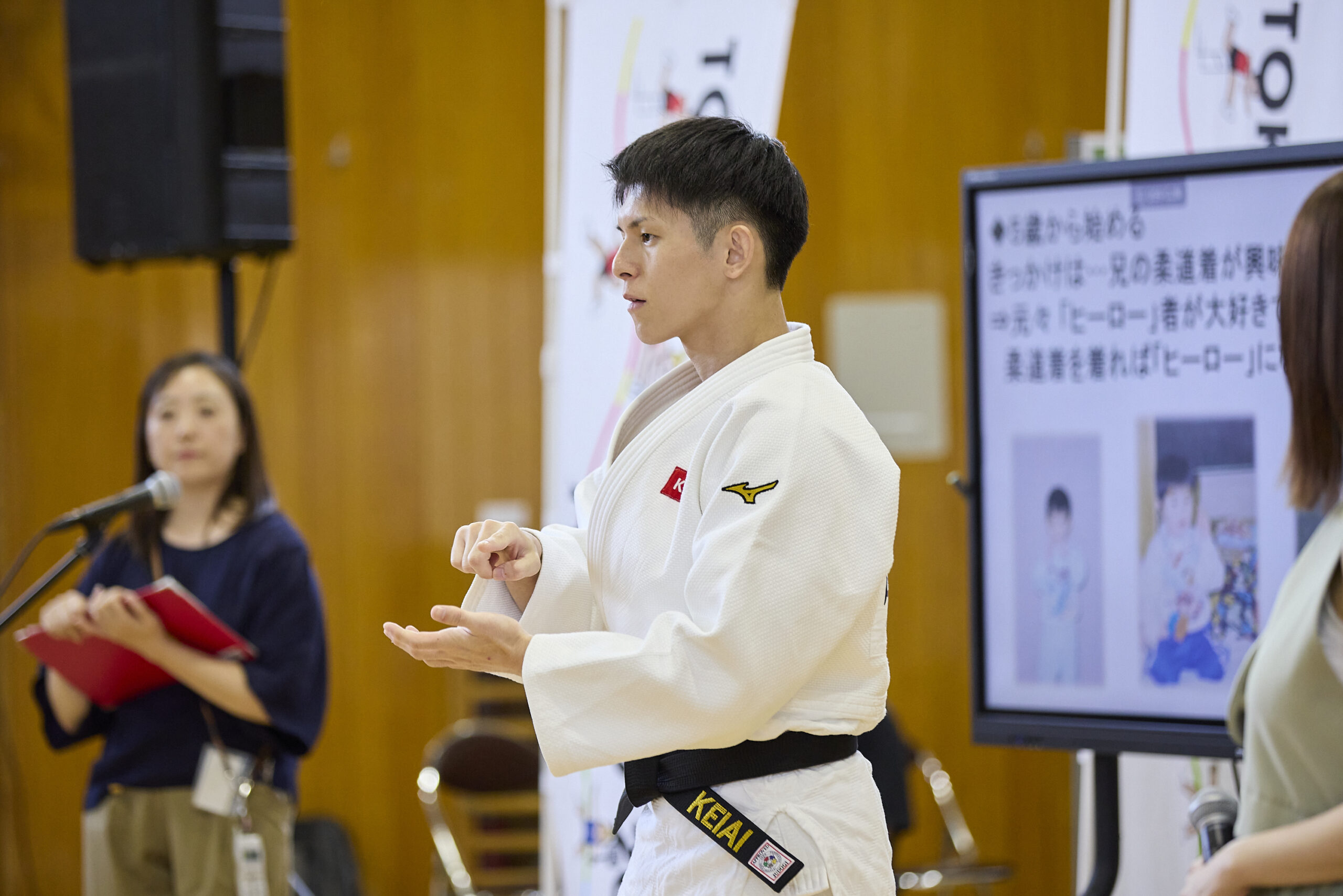 手話で説明している佐藤選手の写真