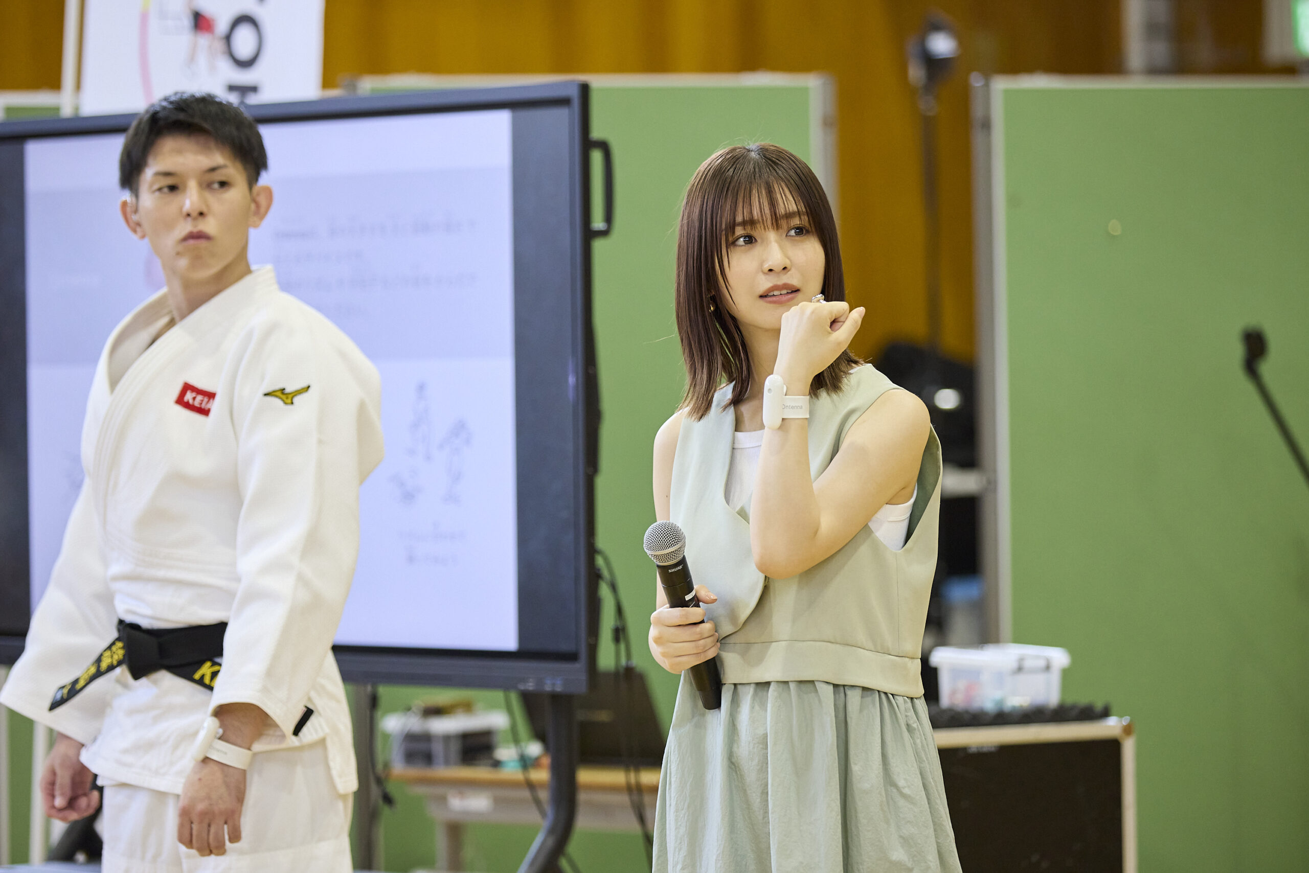 説明を聞いている長濱さんと佐藤選手の写真