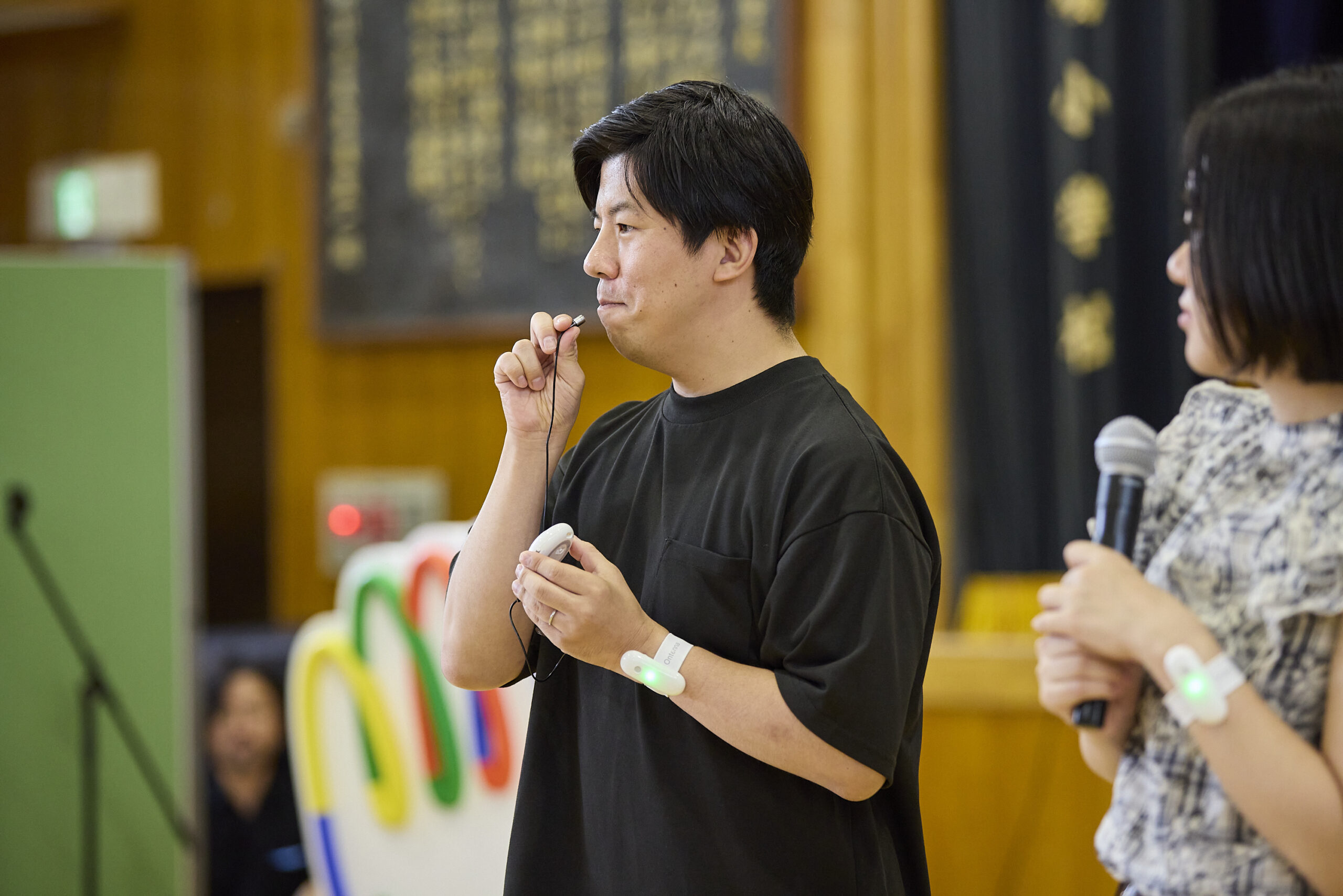 小さなマイクに向かって音を出している今村さんの写真