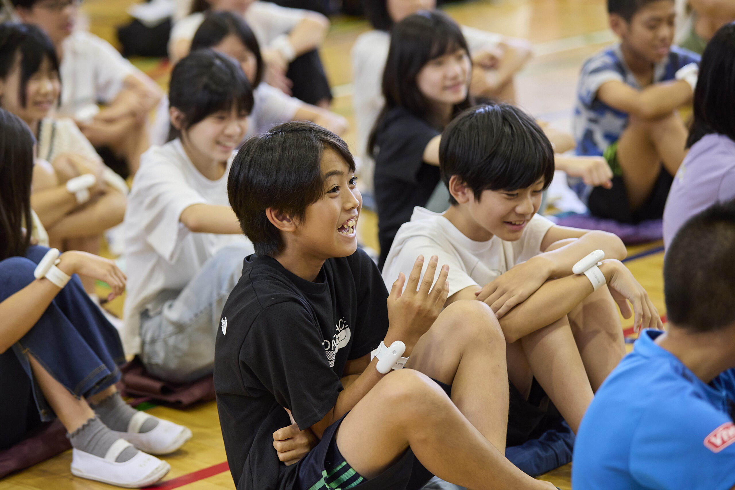 笑ったり驚いたりしている児童の写真