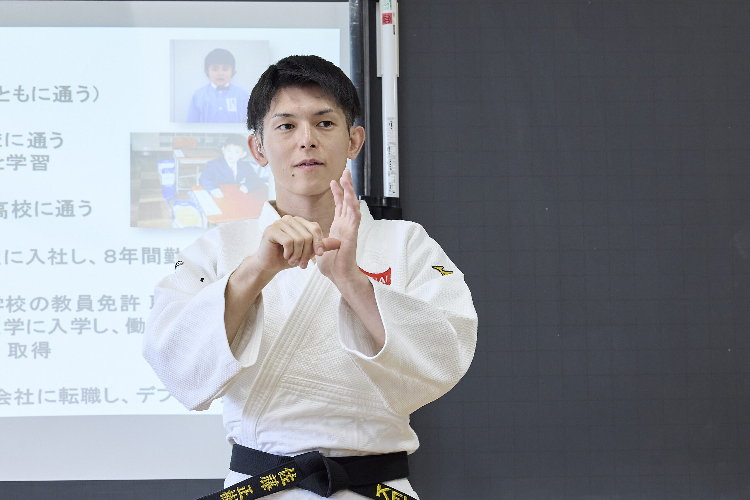 手話で自己紹介をしている佐藤選手の写真