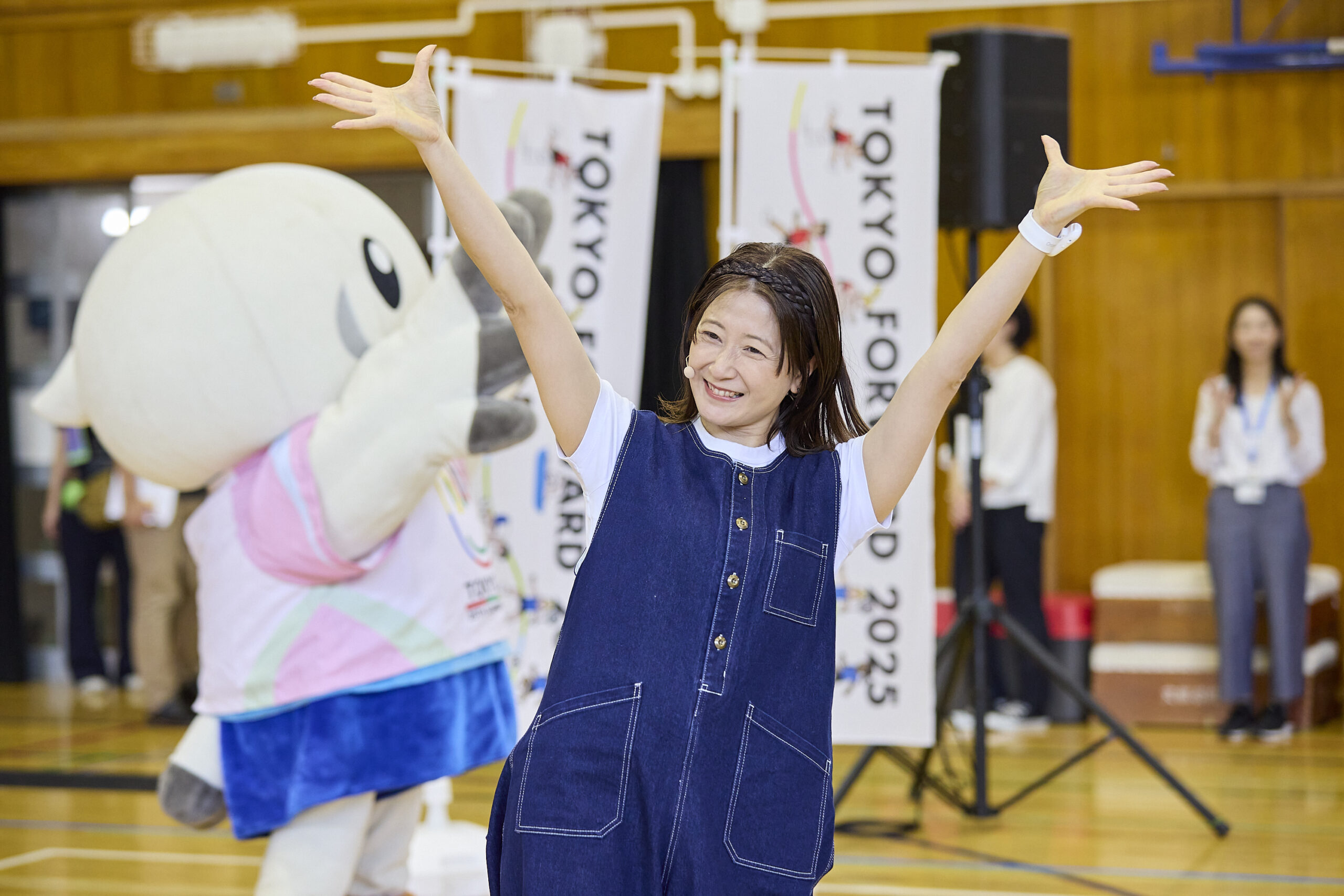 両手をあげている富村さんの写真