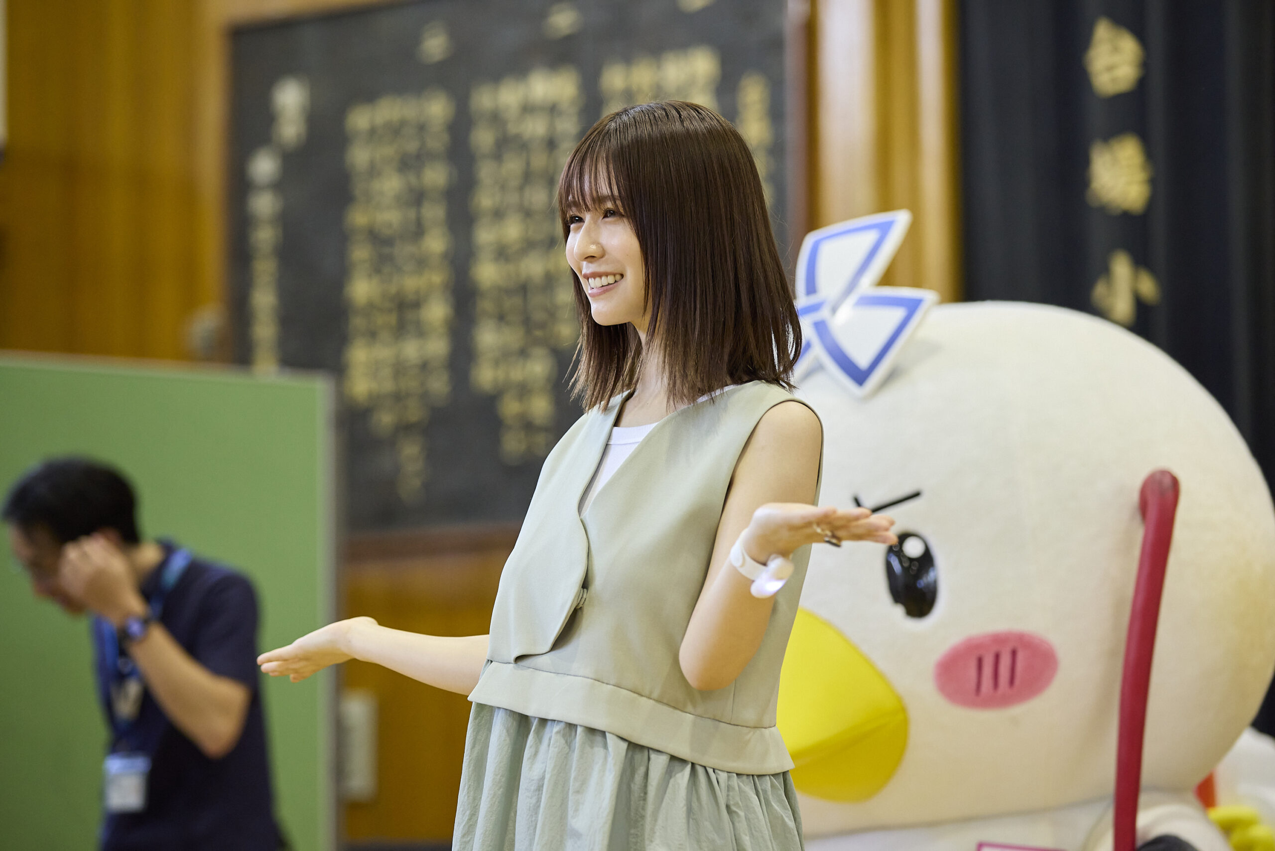 両手を横にしている長濱さんの写真