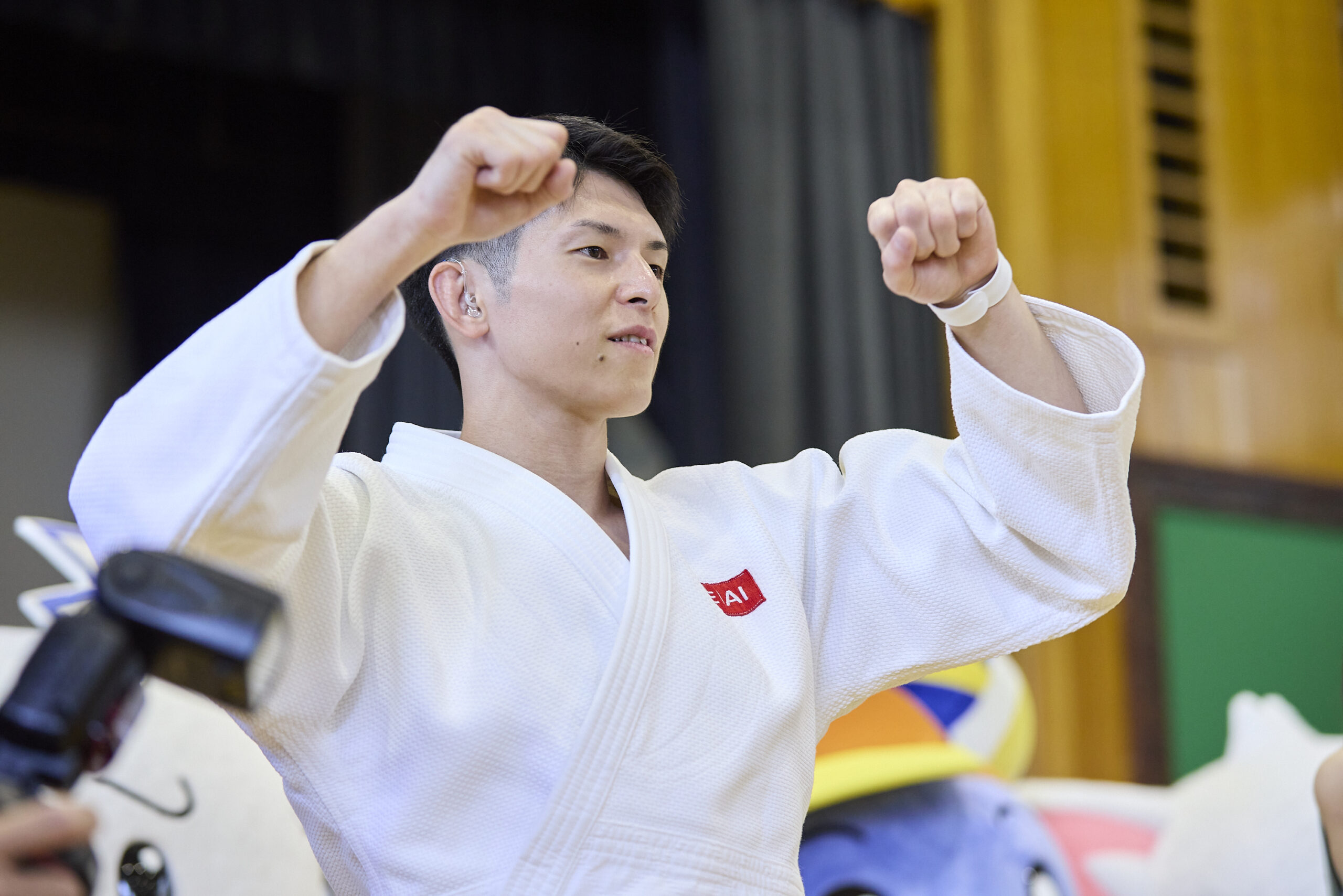 両手でガッツポーズをしている佐藤選手の写真
