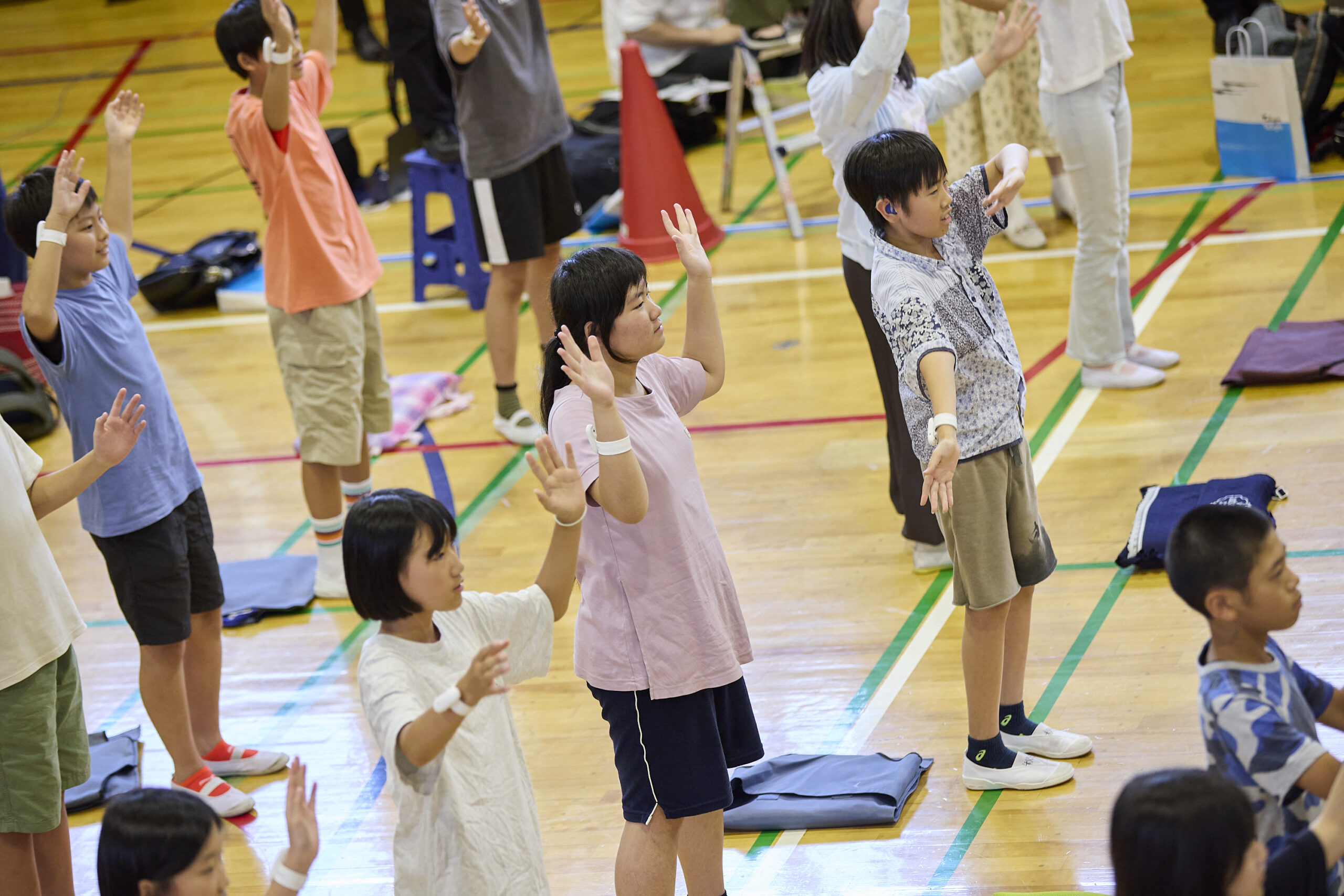 両手を頭上でゆらしている児童の写真