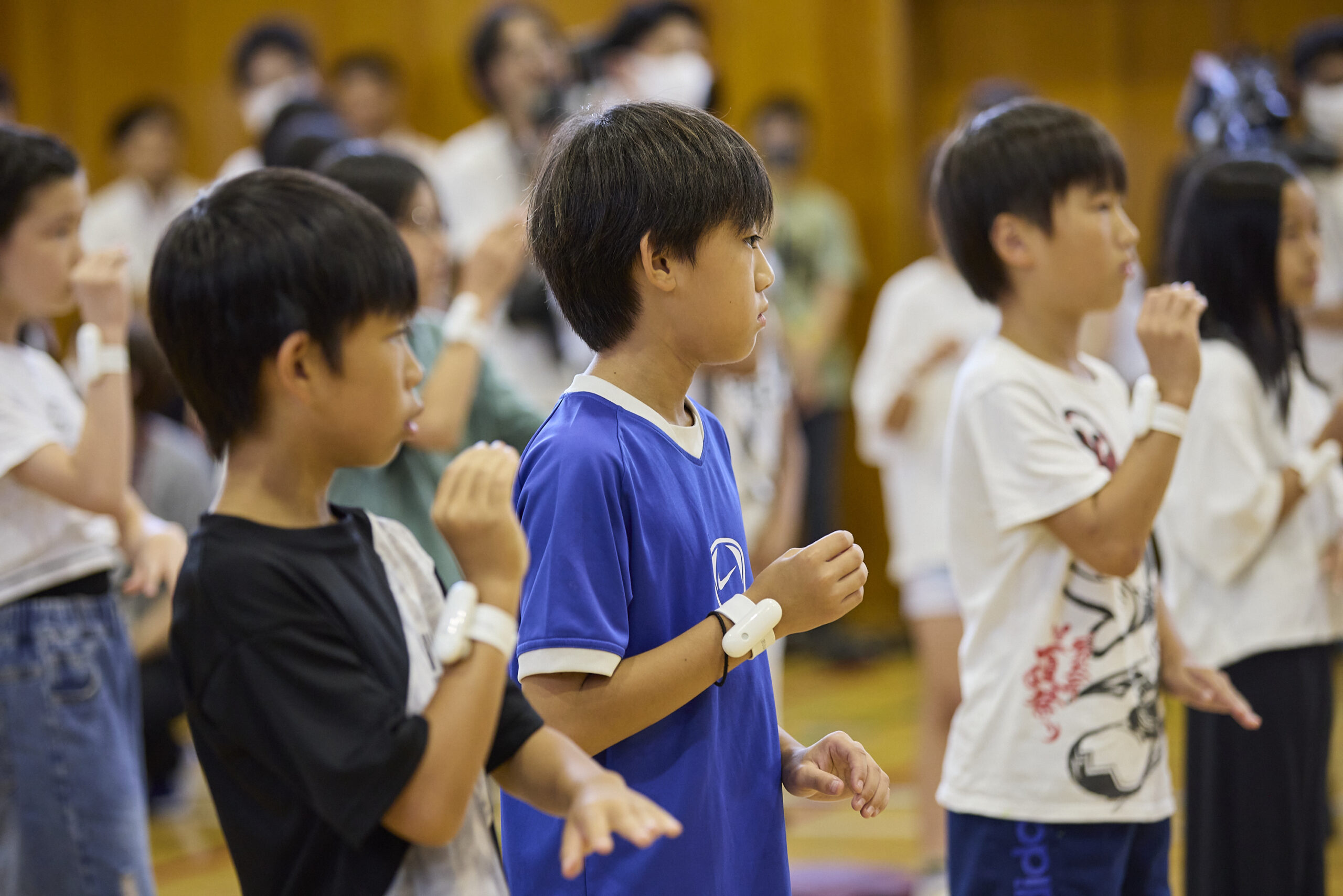 ありがとうの手話をしている児童の写真