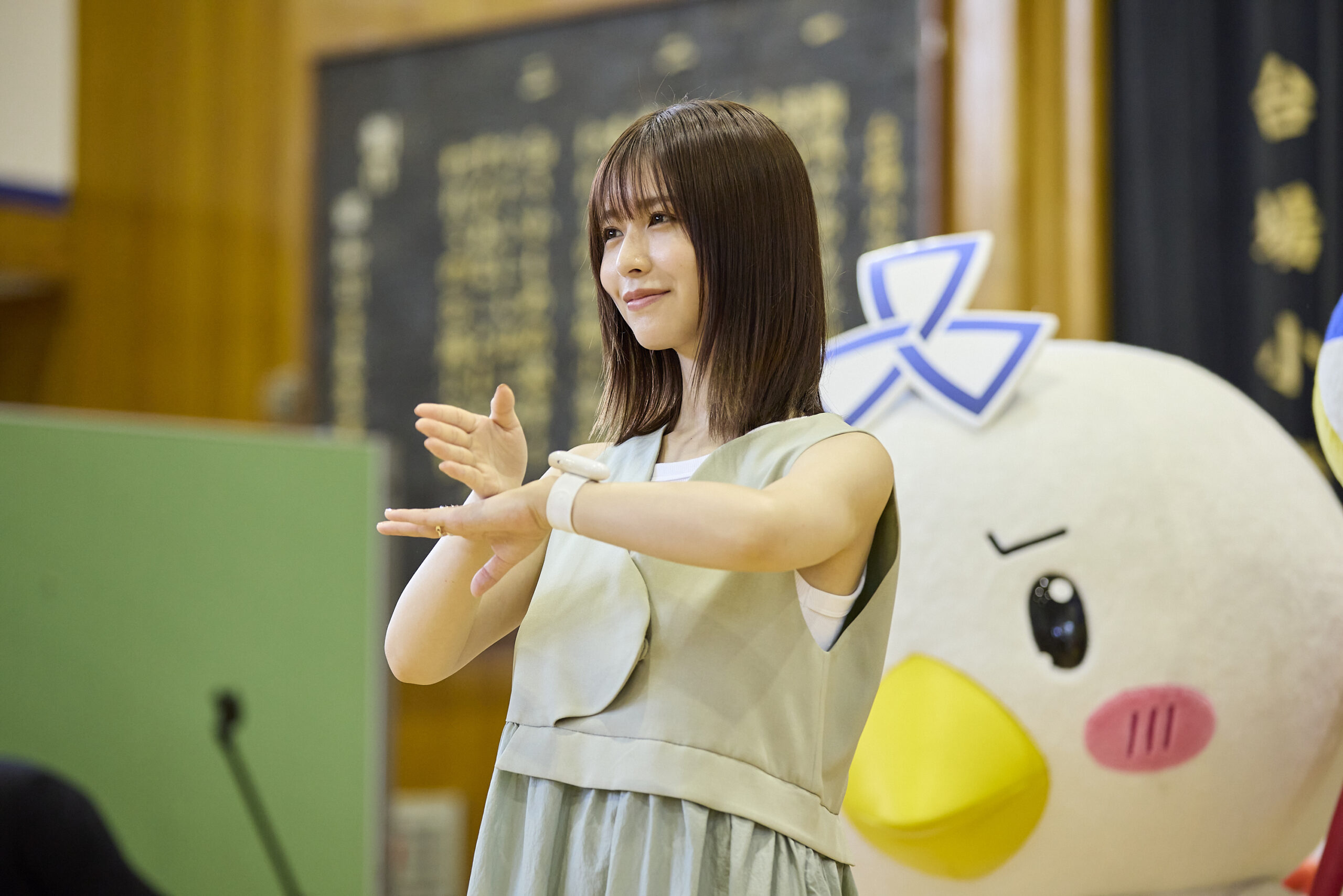 ありがとうの手話をしている長濱さんの写真