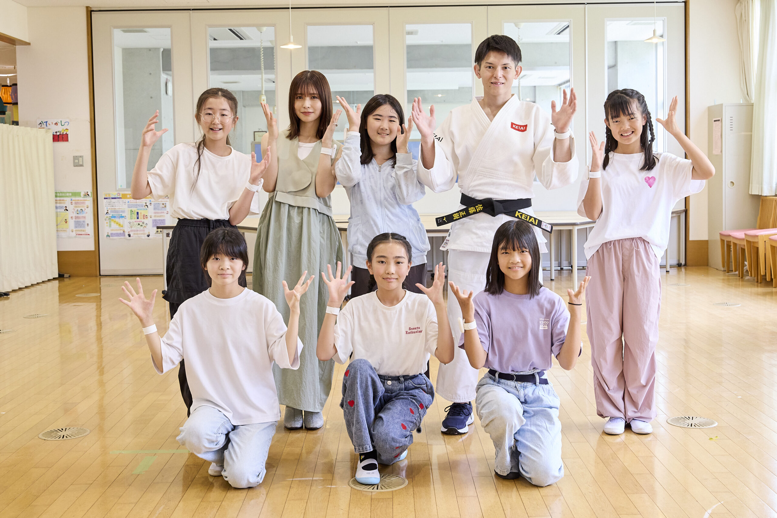長濱さん、佐藤選手と女子児童6名のグループ写真