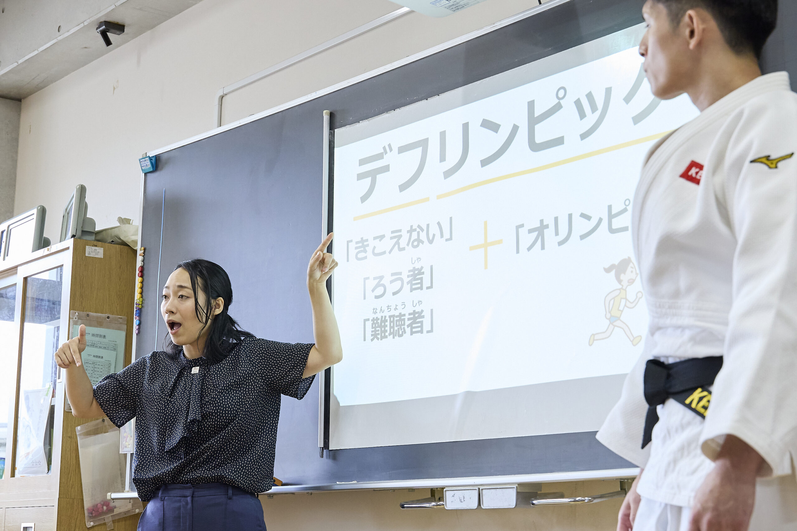 手話でデフリンピックの説明をしている川俣さんの写真