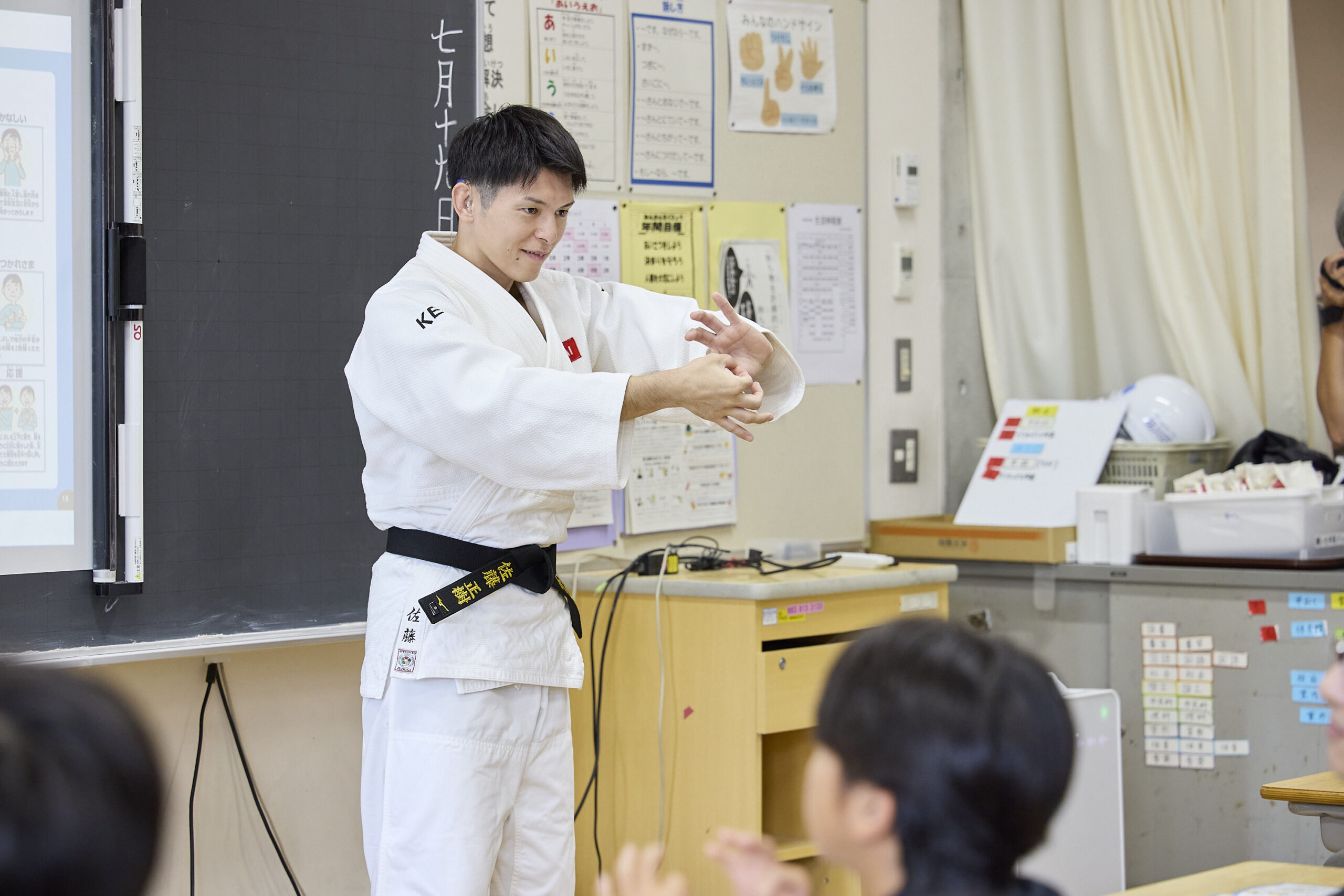 手話で説明をしている佐藤選手の写真