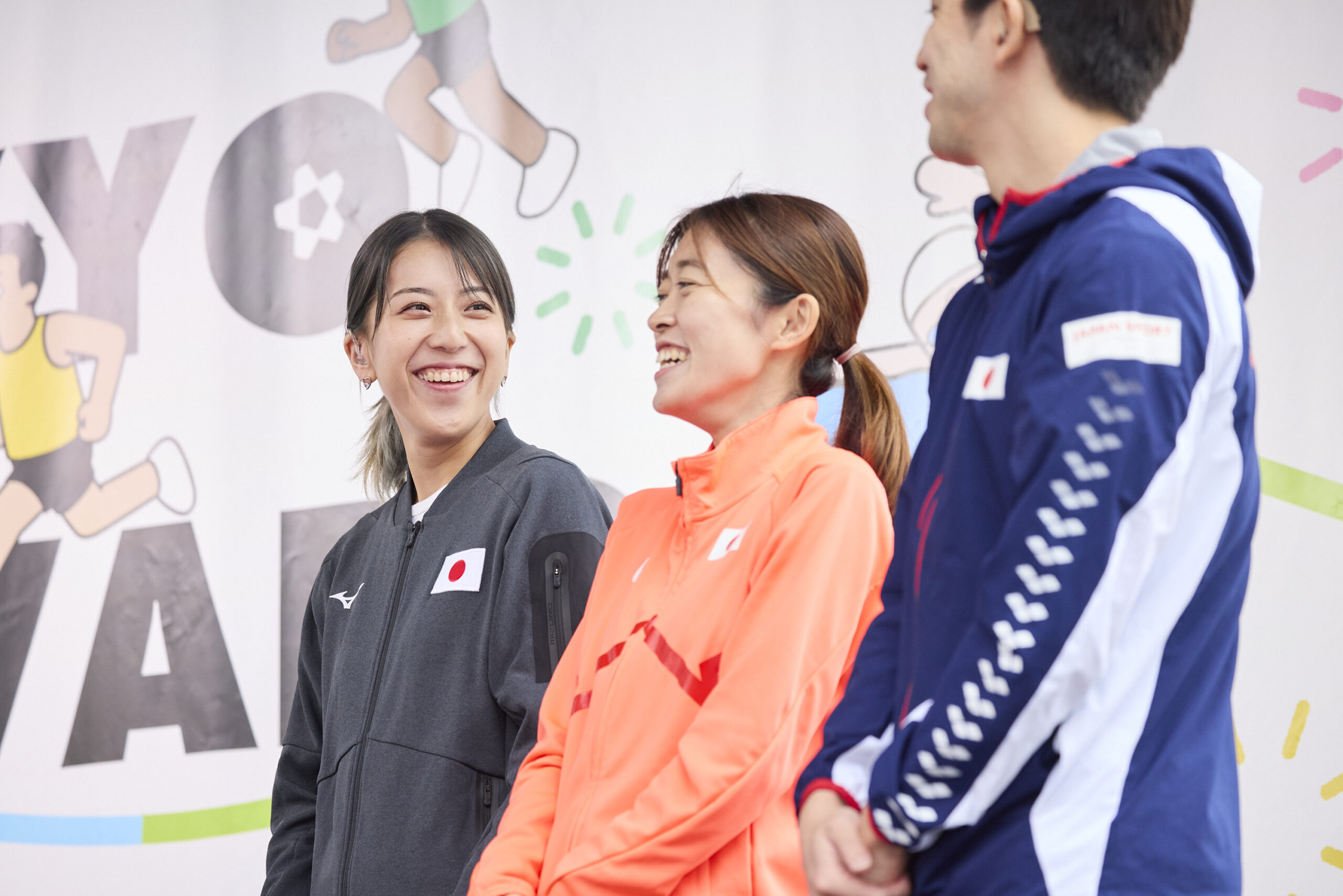 壇上で亀澤選手、岡田選手、茨選手が談笑している写真