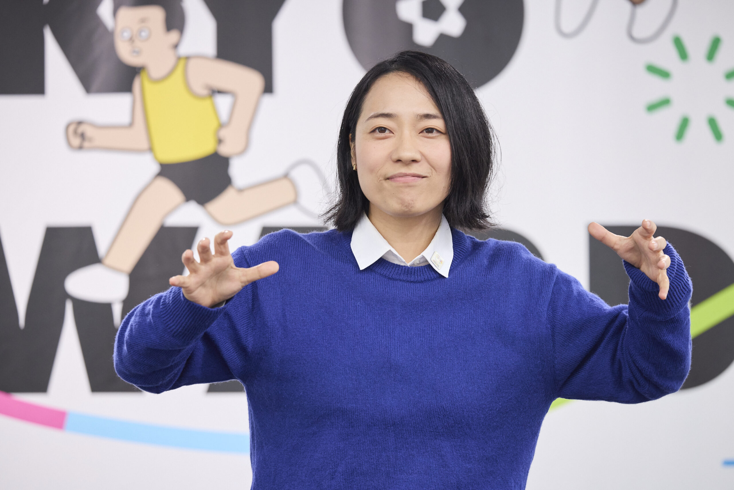 川俣さんが手話で何かを伝えている写真