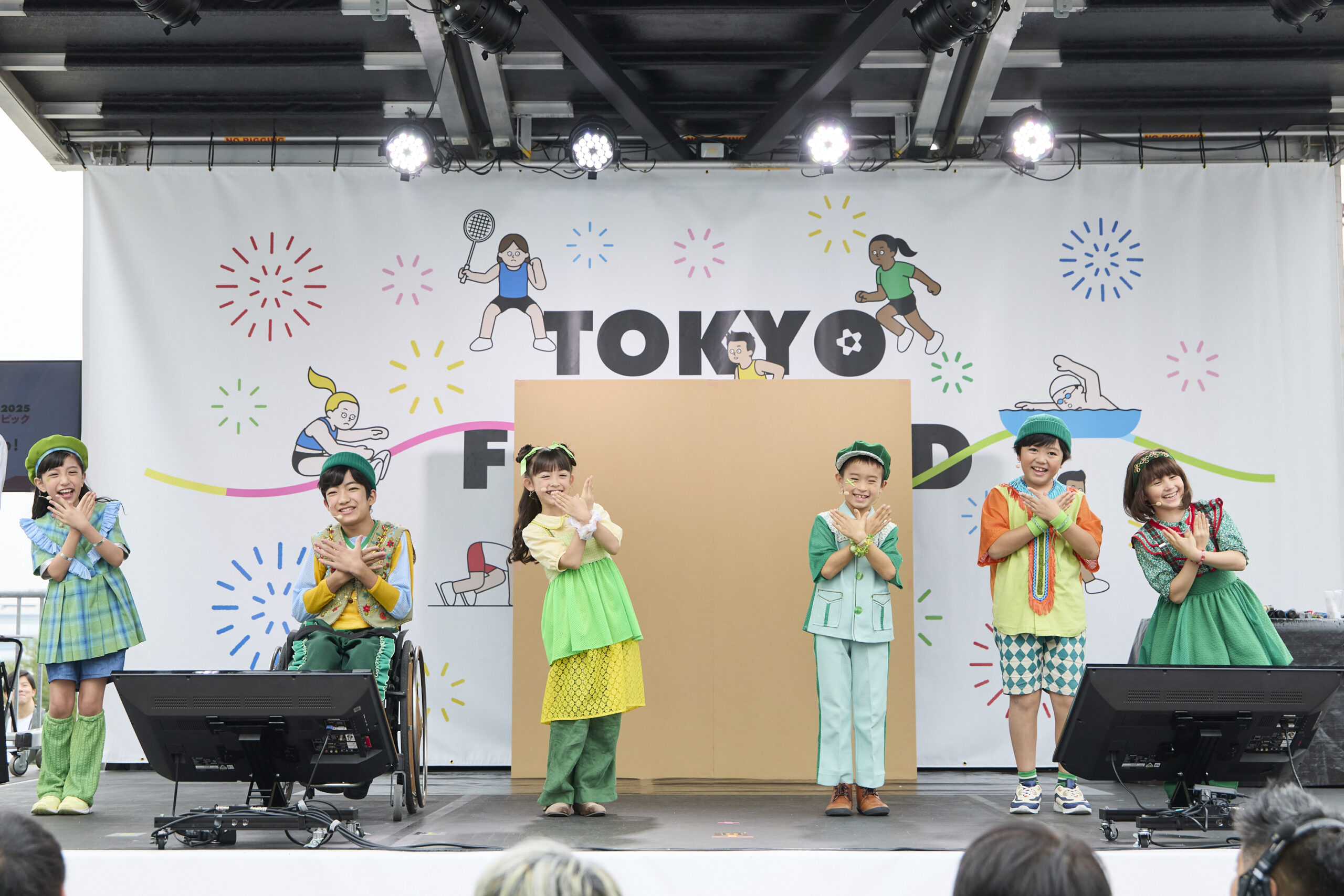 ミドリーズの6名が胸の前で蝶々を作って微笑んでいる写真