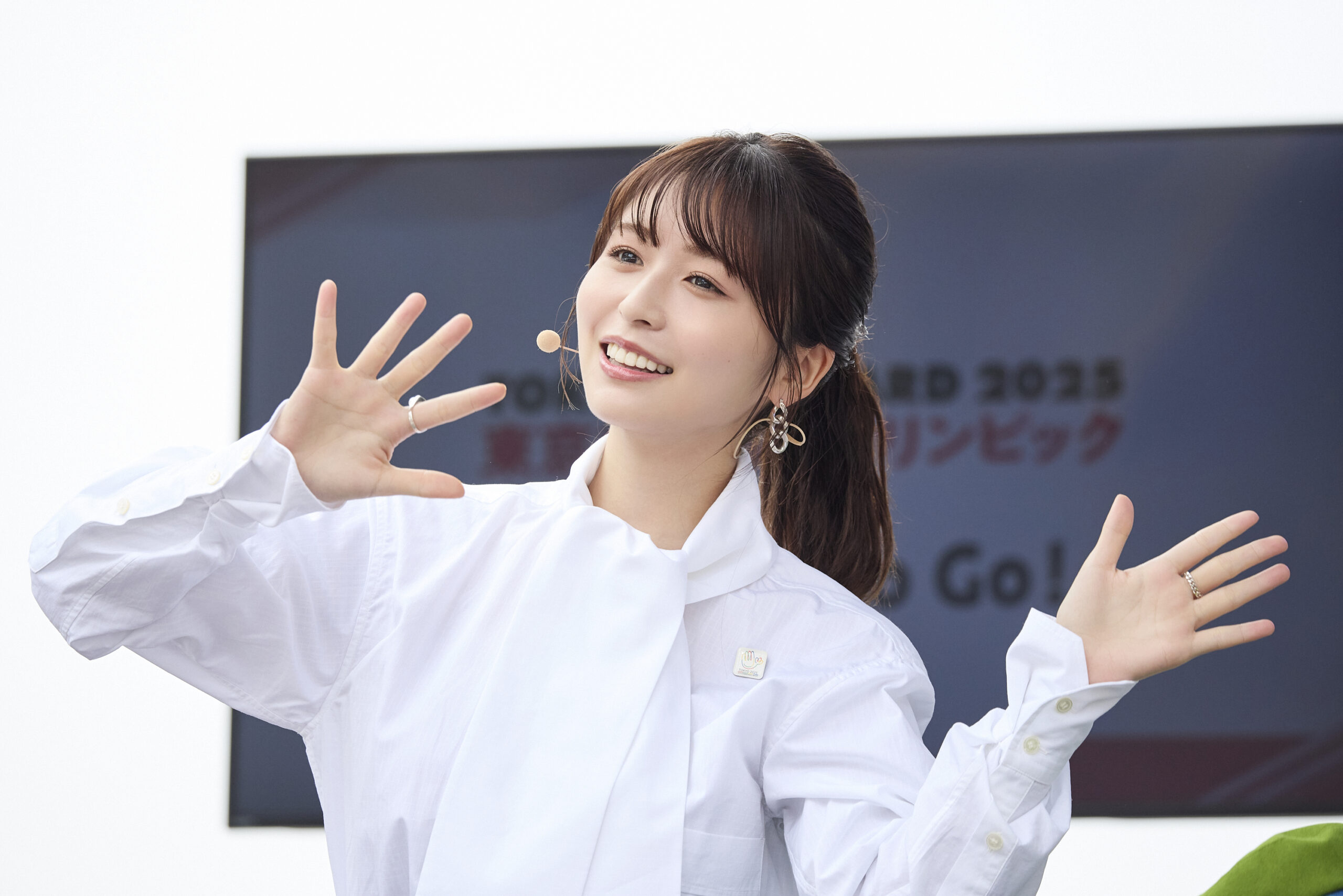 長濱さんが両手を顔の横で揺らしている写真