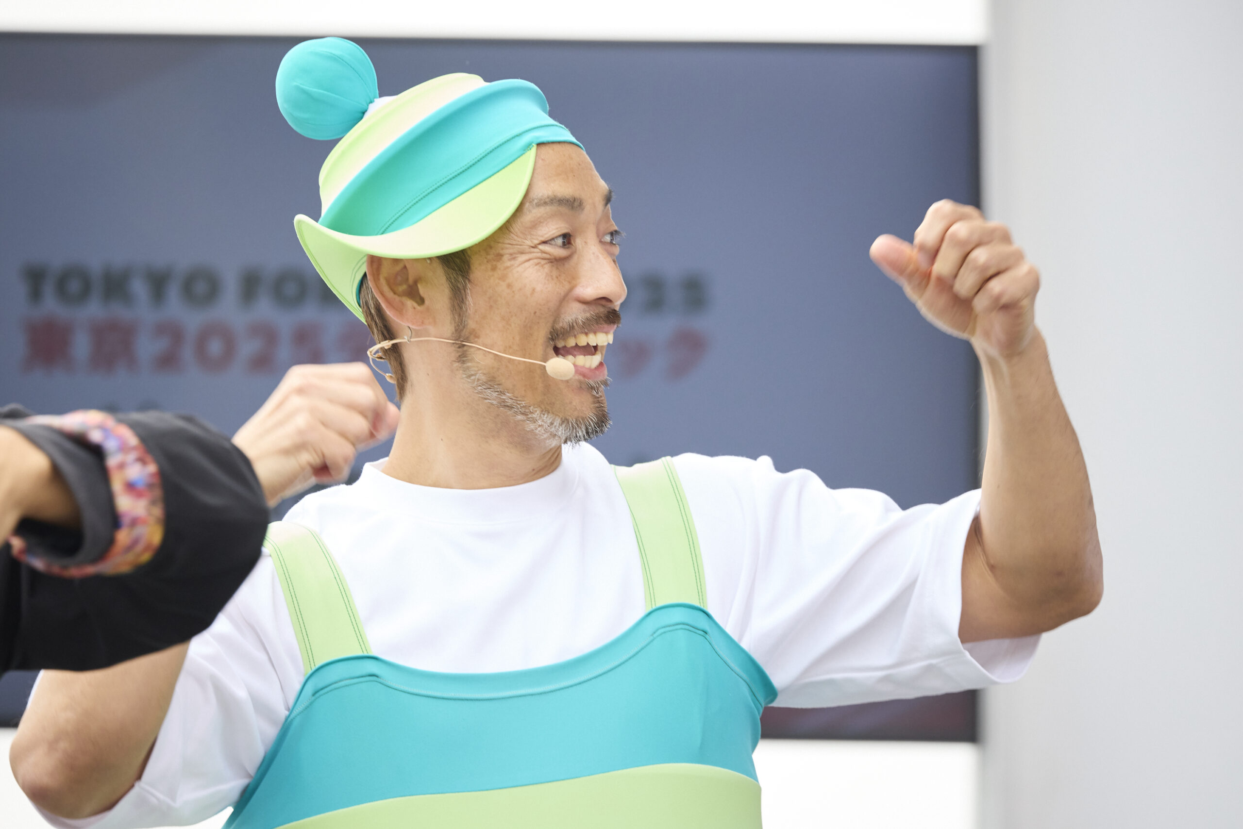 プッピーズの男性がガッツポーズをしている写真