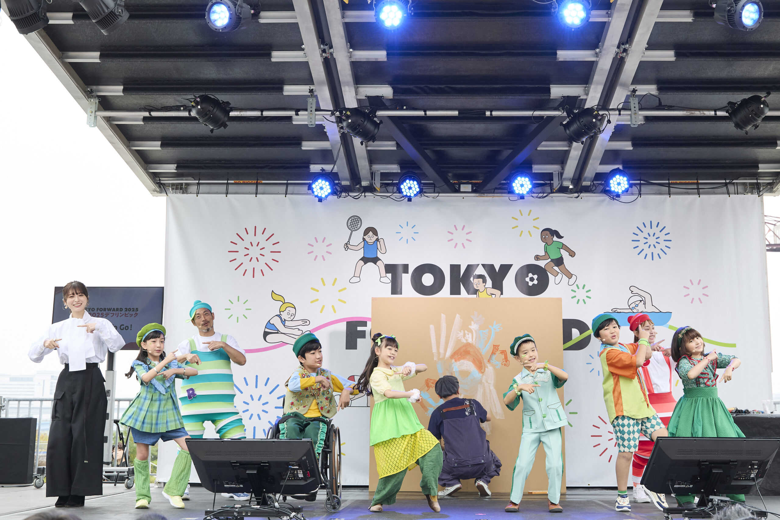 長濱さん、ミドリーズ、プッピーズが壇上で踊っている写真