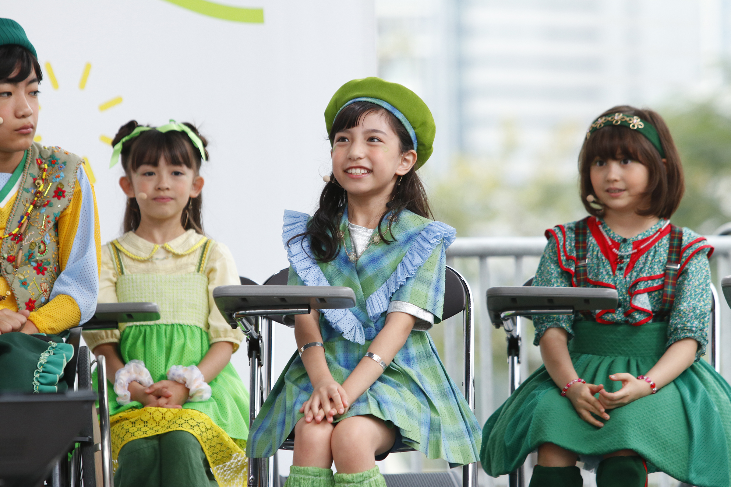 ミドリーズの女の子が座って説明を聞いている写真