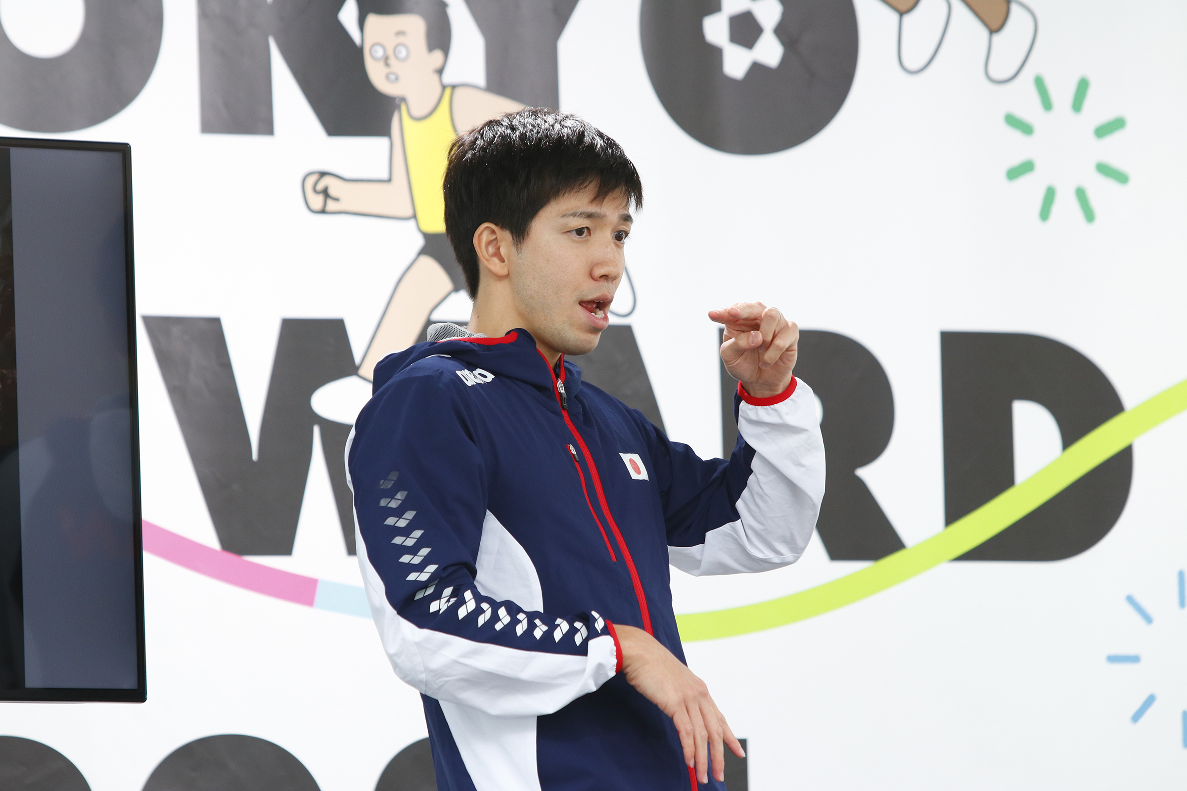 茨選手が手話で説明している写真