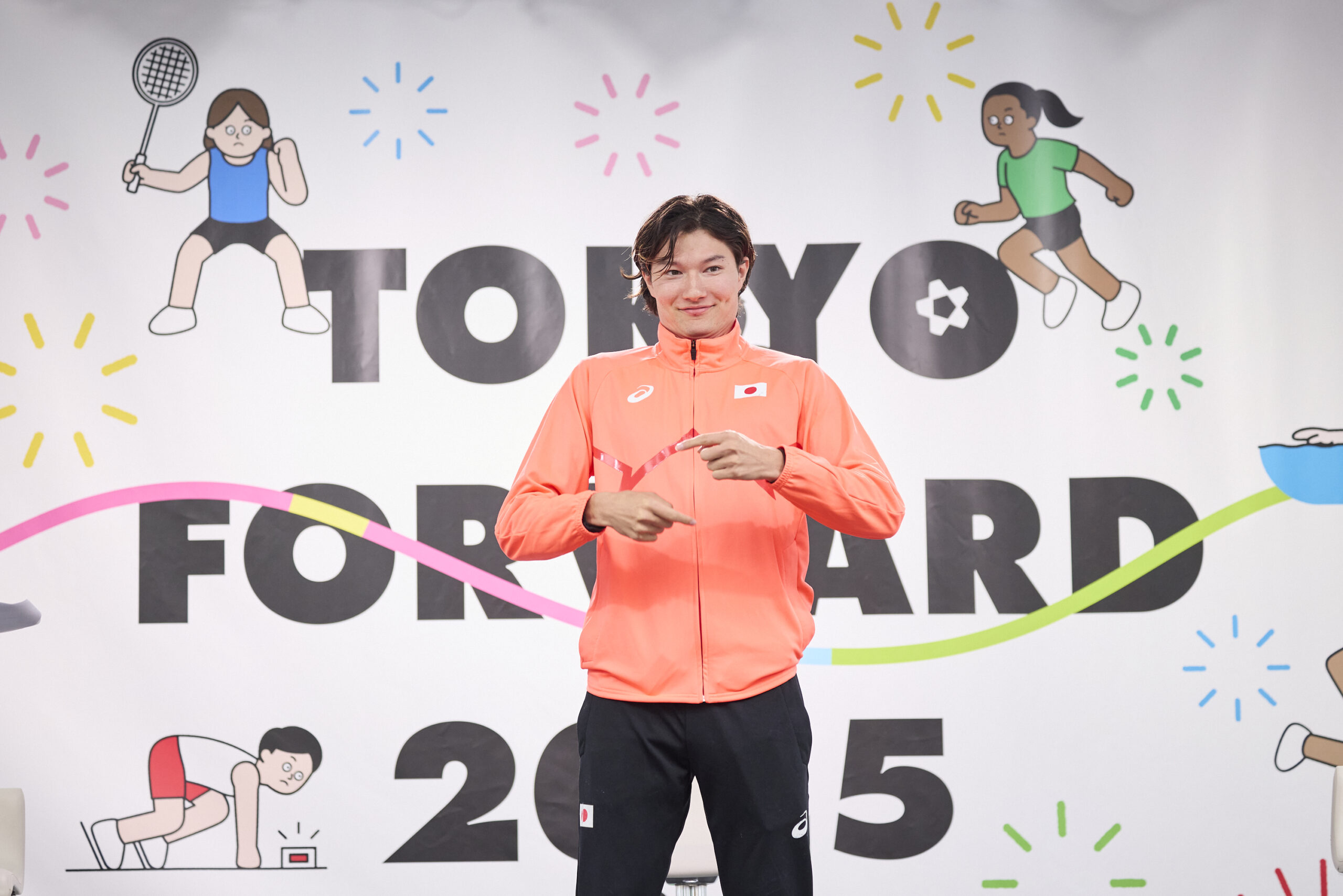 山田選手が手話で説明をしている写真