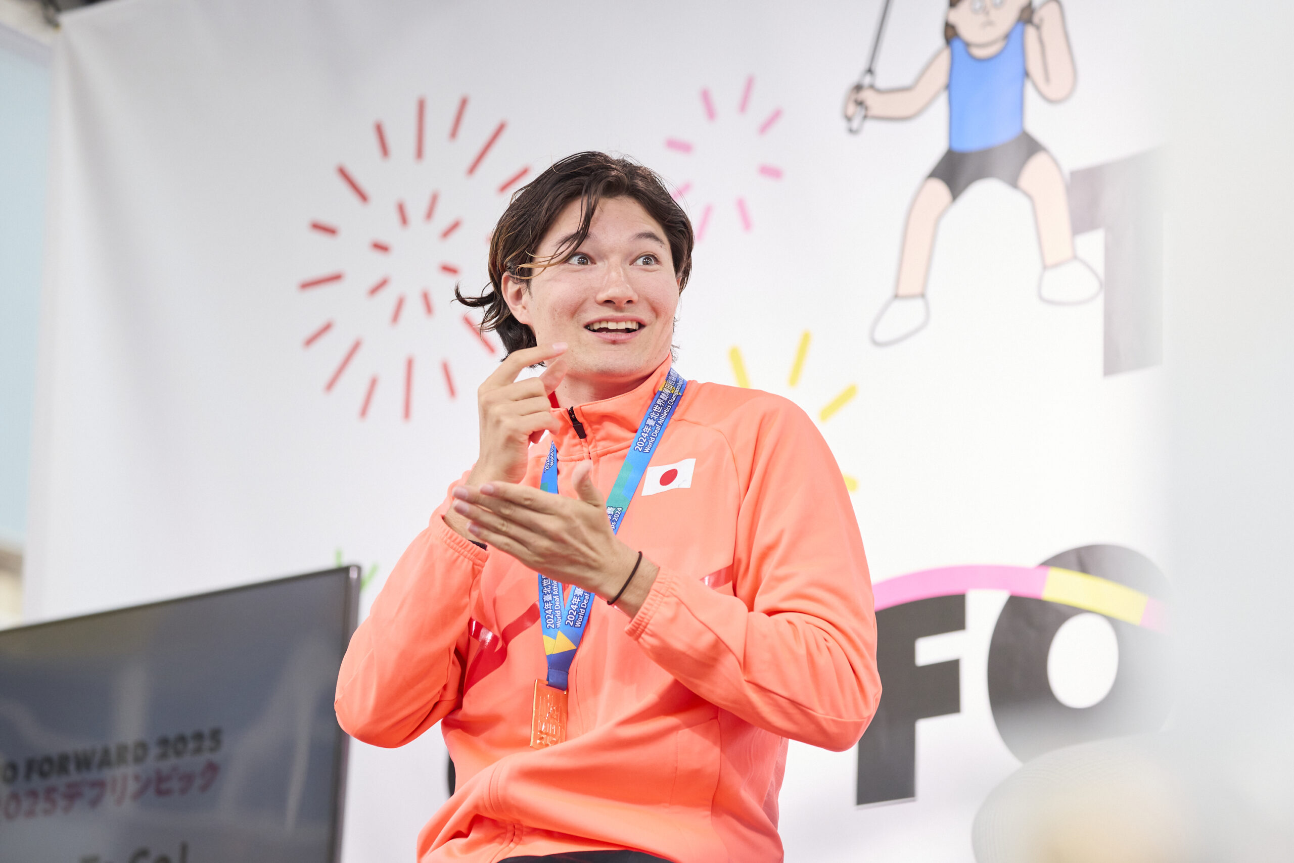 山田選手が手話で説明している写真
