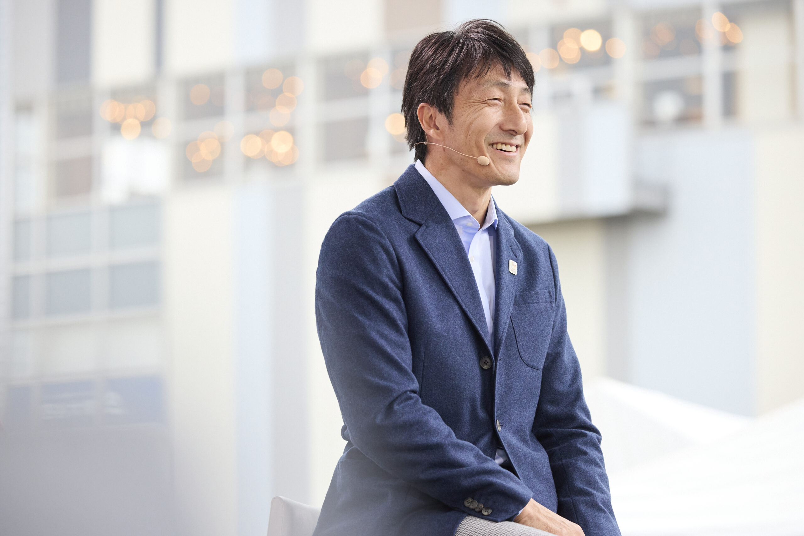笑っている朝原さんの写真