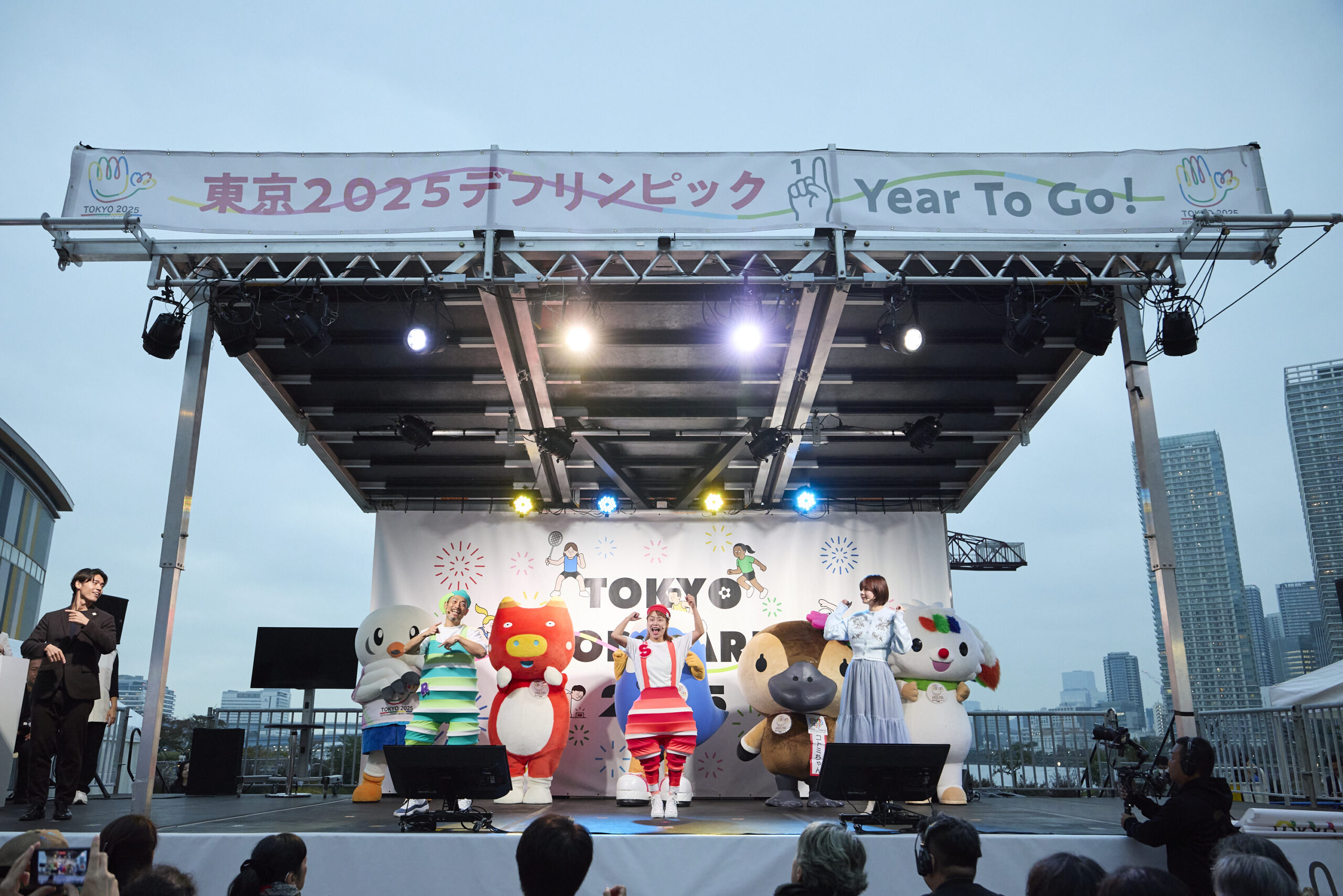 プッピーズ、ゆきりぬさん、マスコットたちが踊っている舞台全体の写真
