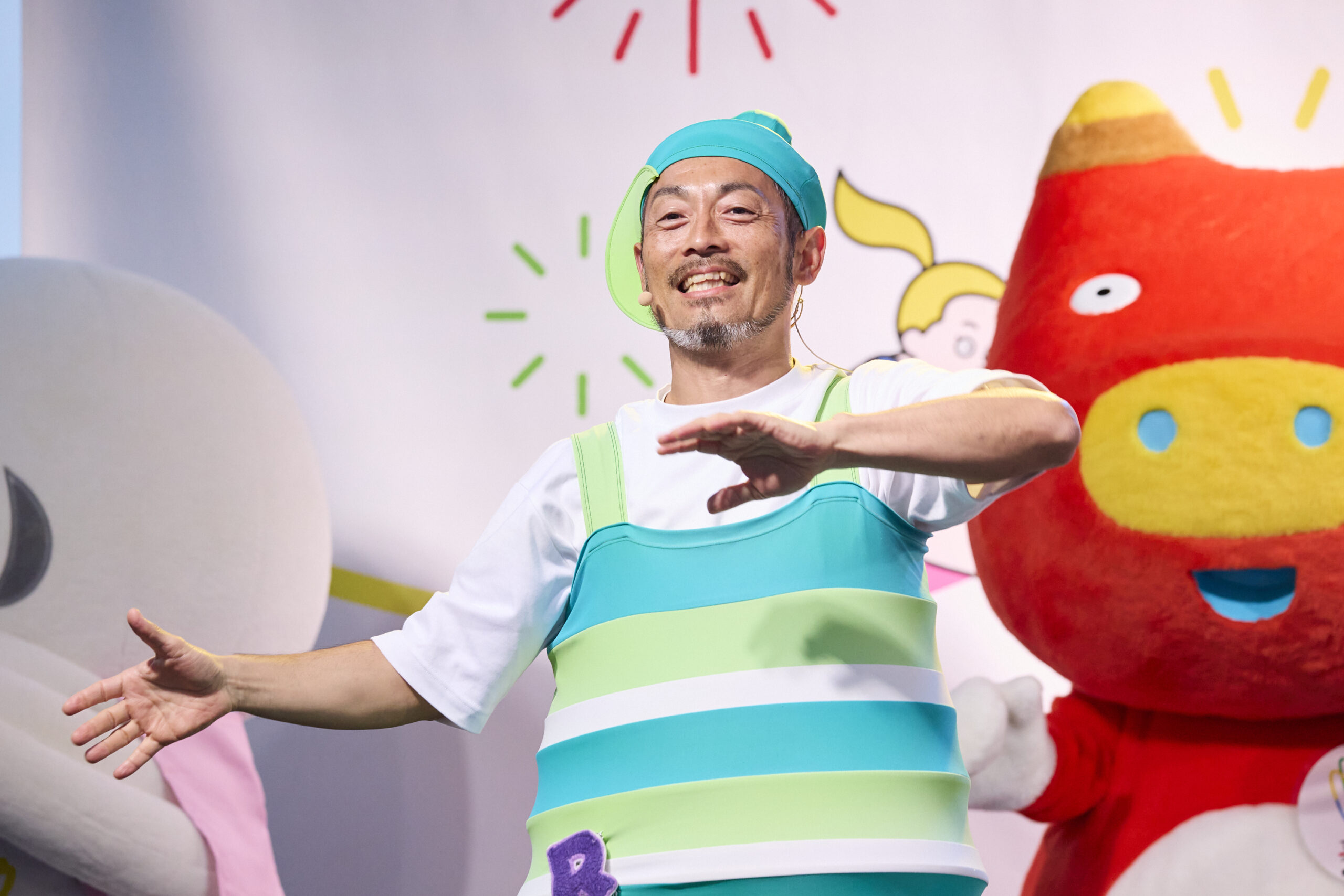 プッピーズの男性が両手を揺らしている写真