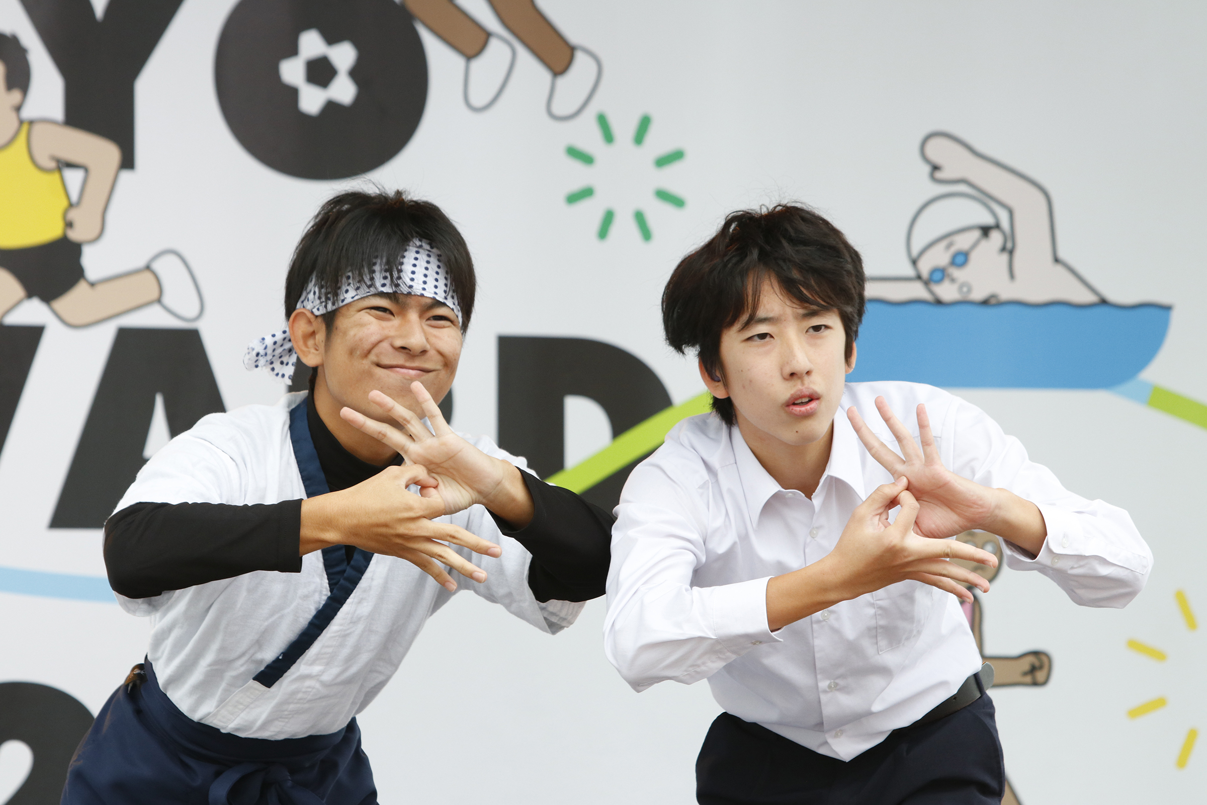 男子高校生2人がデフリンピックの手話をしている写真