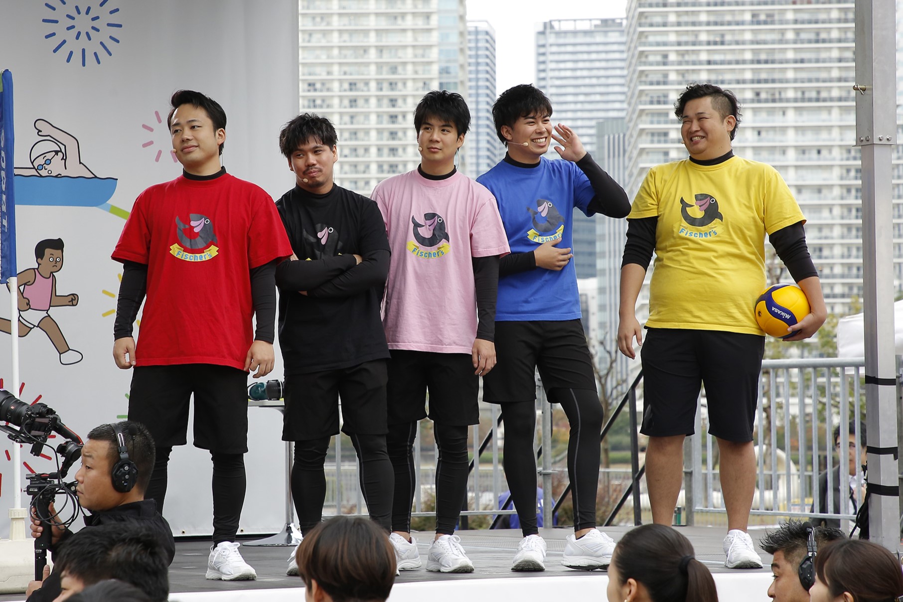 壇上にいるフィッシャーズ5人の写真