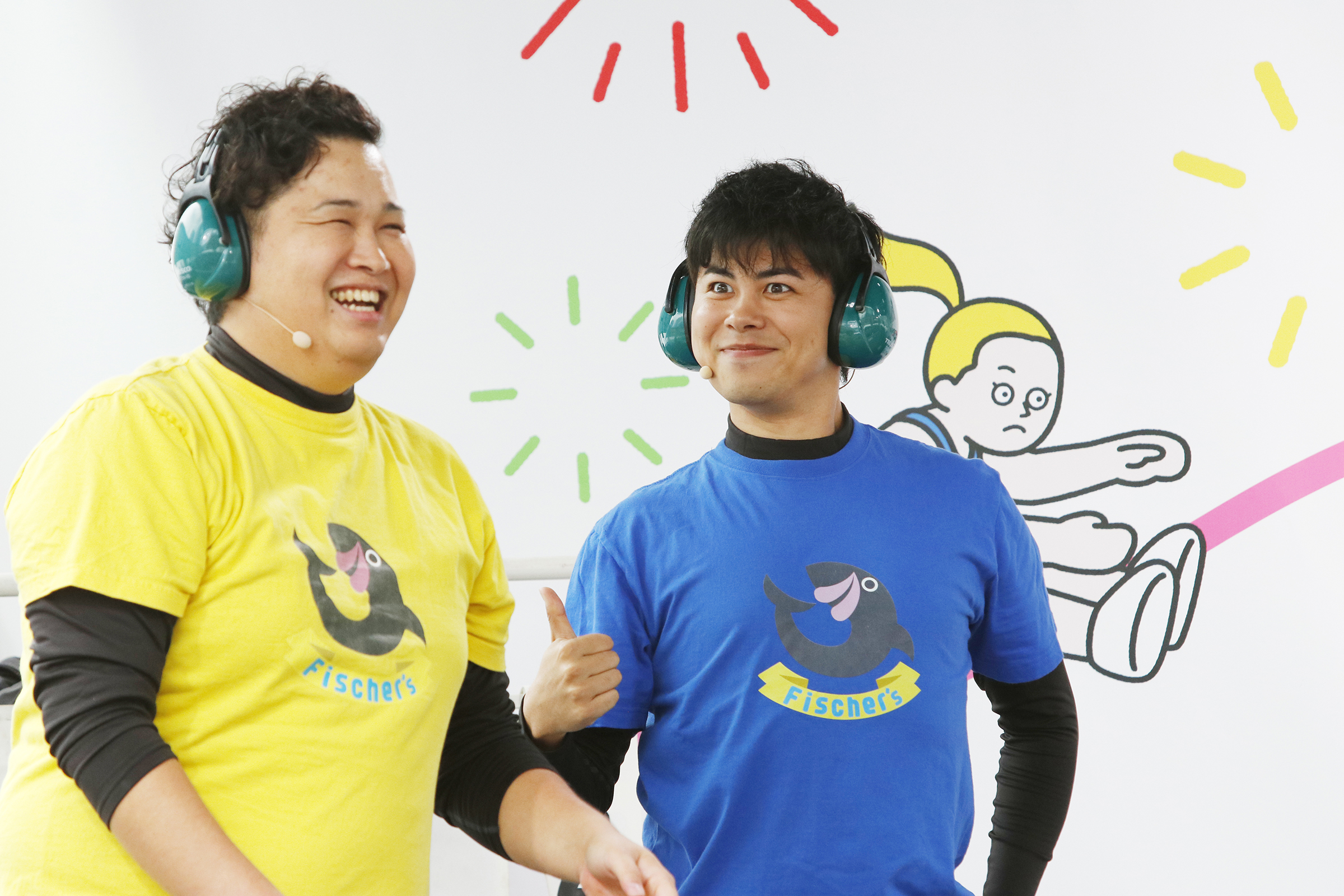 イヤーマフをしているンダホさんとマサイさんの写真