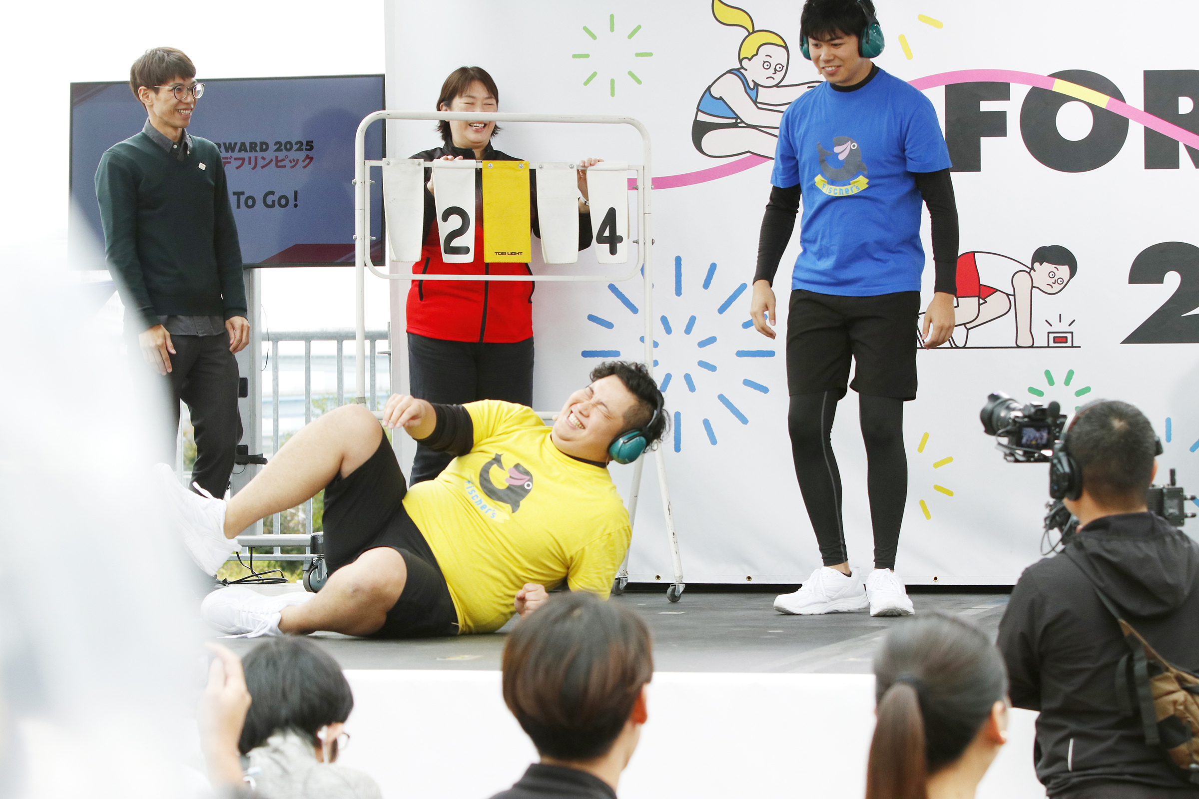 ンダホさんが倒れてしまい、その横にマサイさんが立っている写真