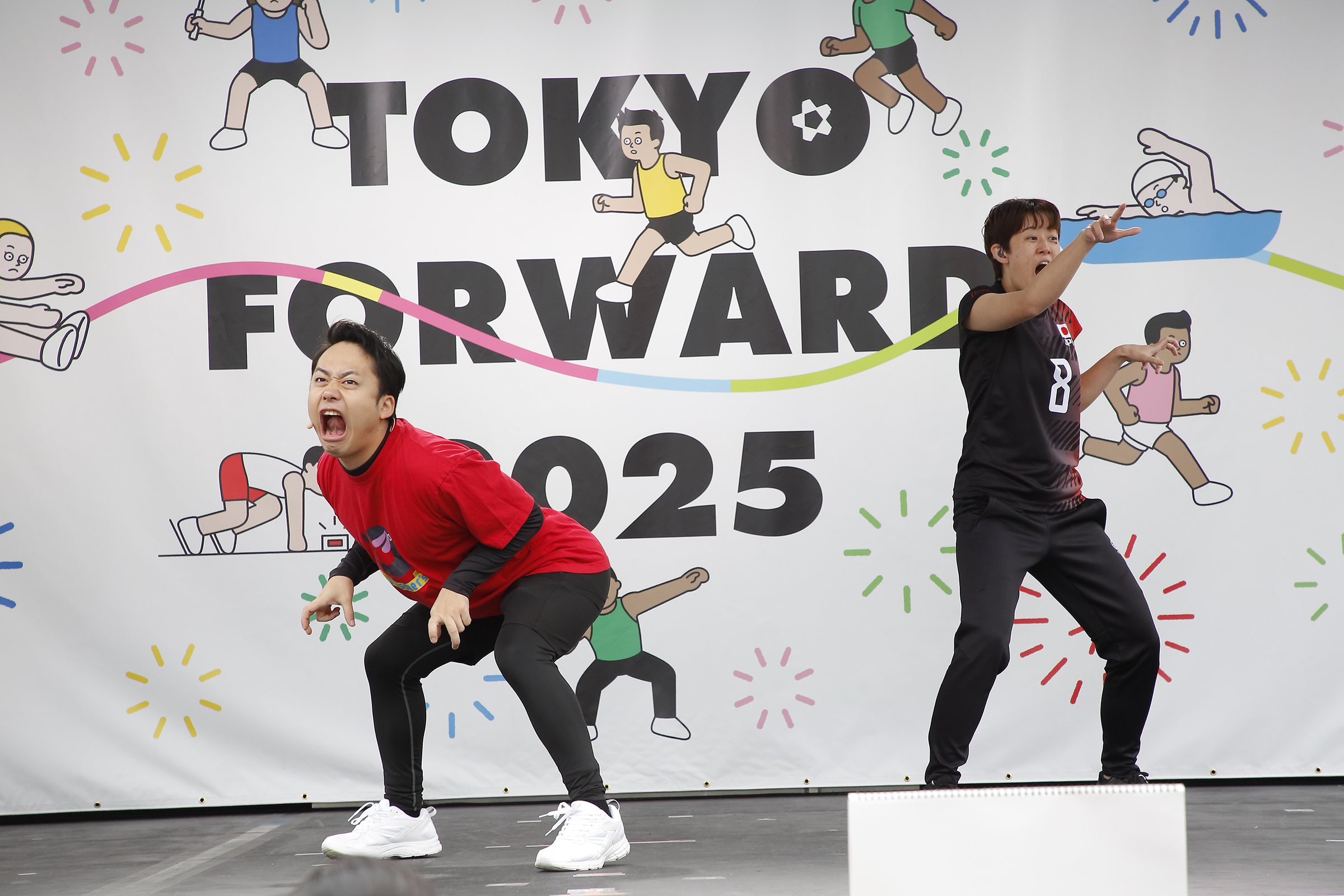 鬼の形相で睨みつけているシルクロードさんと大きく口を開け両手を構えている中田選手の写真