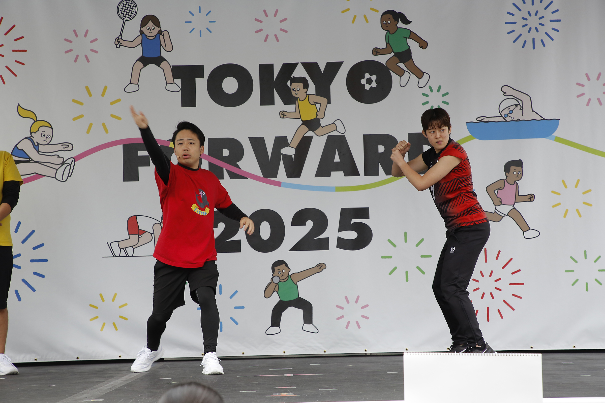 右腕左足を前に出しているシルクロードさんとバッターの構えをしている中田選手の写真