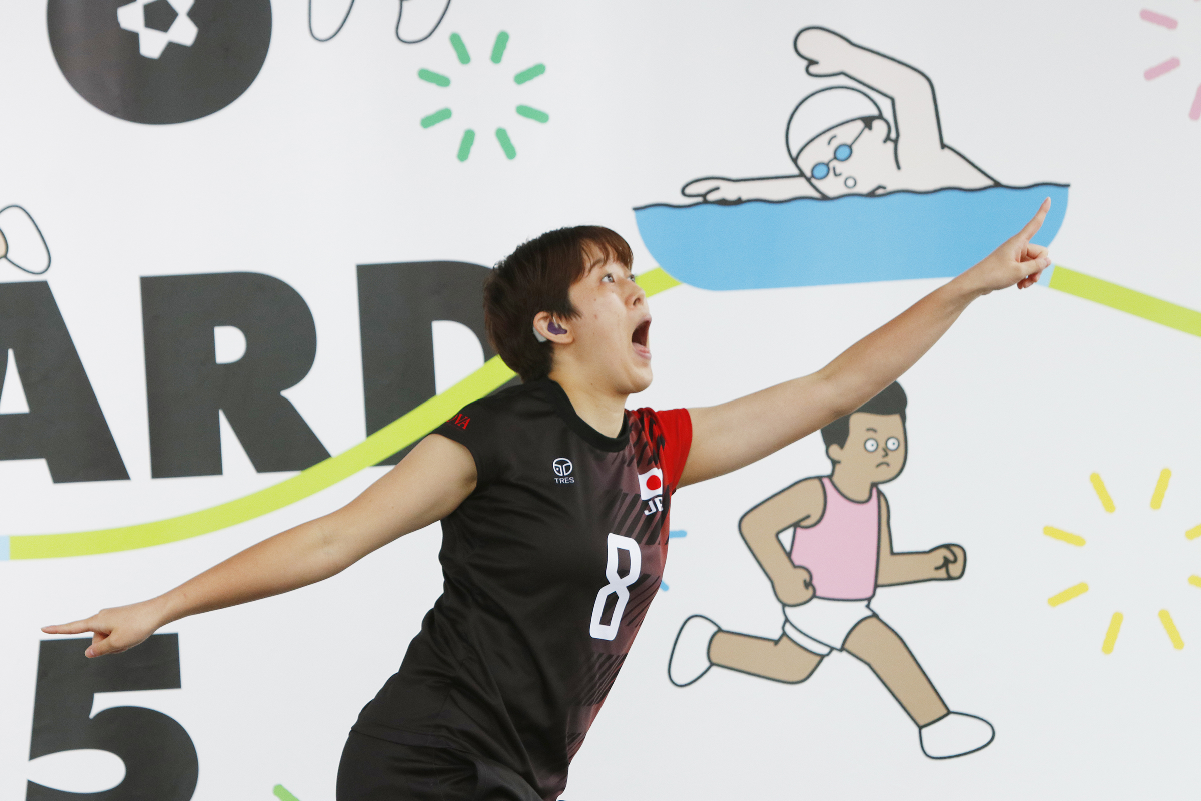 左上の方を指出し驚いているような表情の中田選手の写真