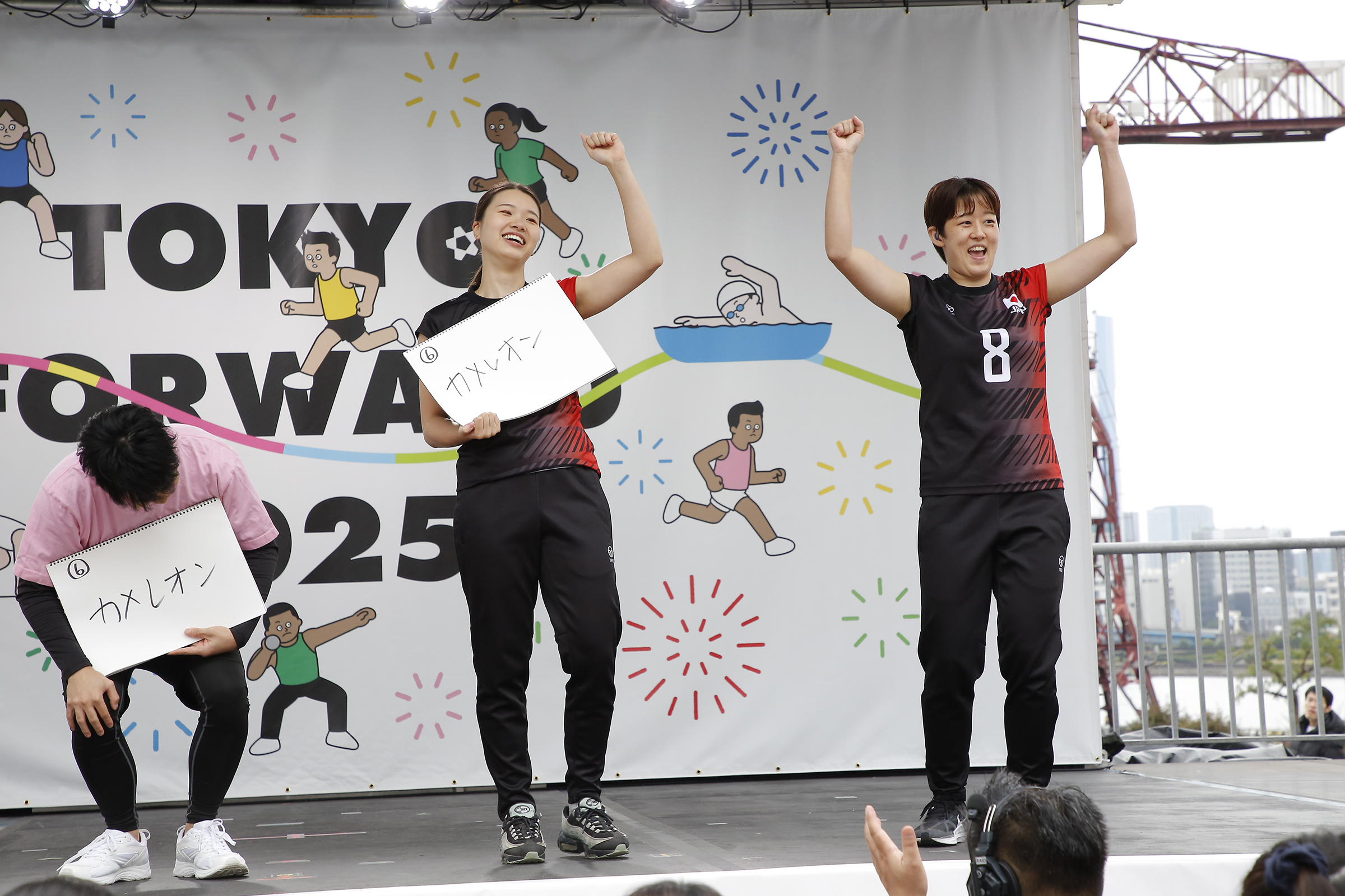 うなだれているまさうなだれているマサキさんとガッツポーズをしている中田選手と長谷山選手の写真
