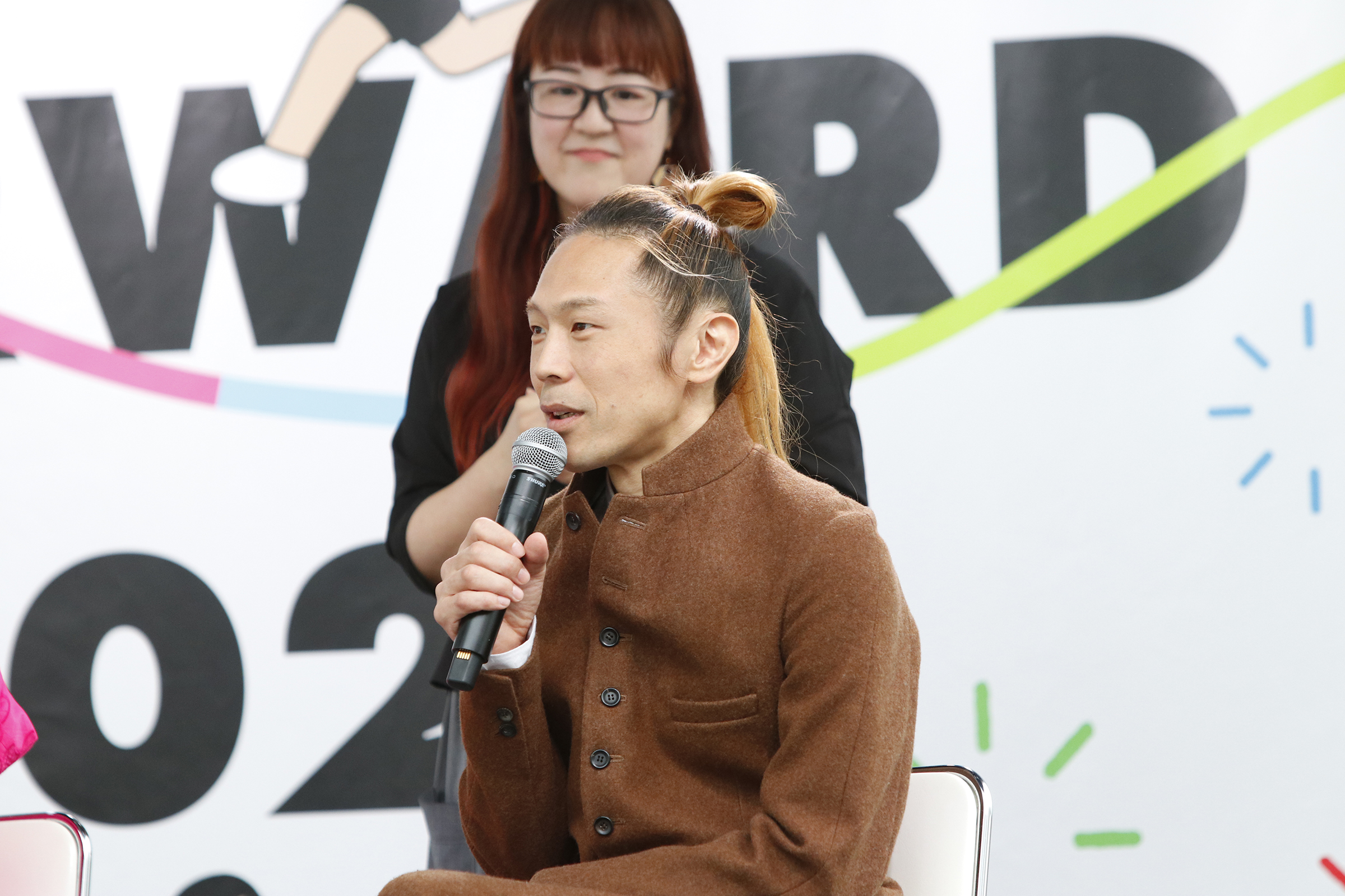 マイクを持って話をしている森山さんの写真