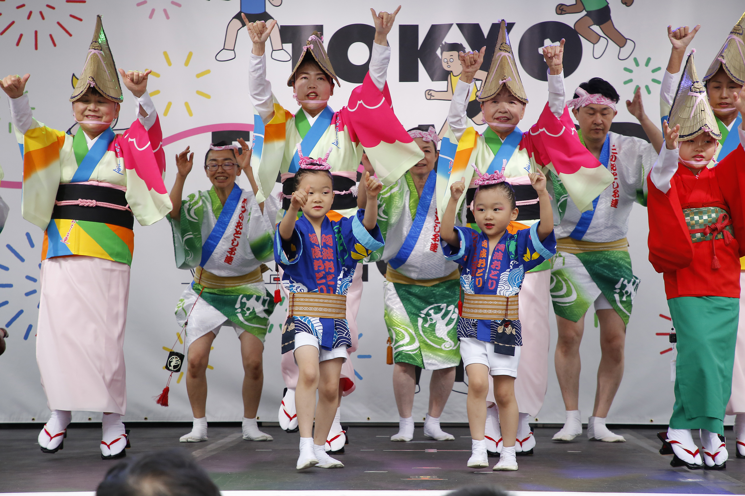 たつのおとし子連のみなさんが踊っている写真