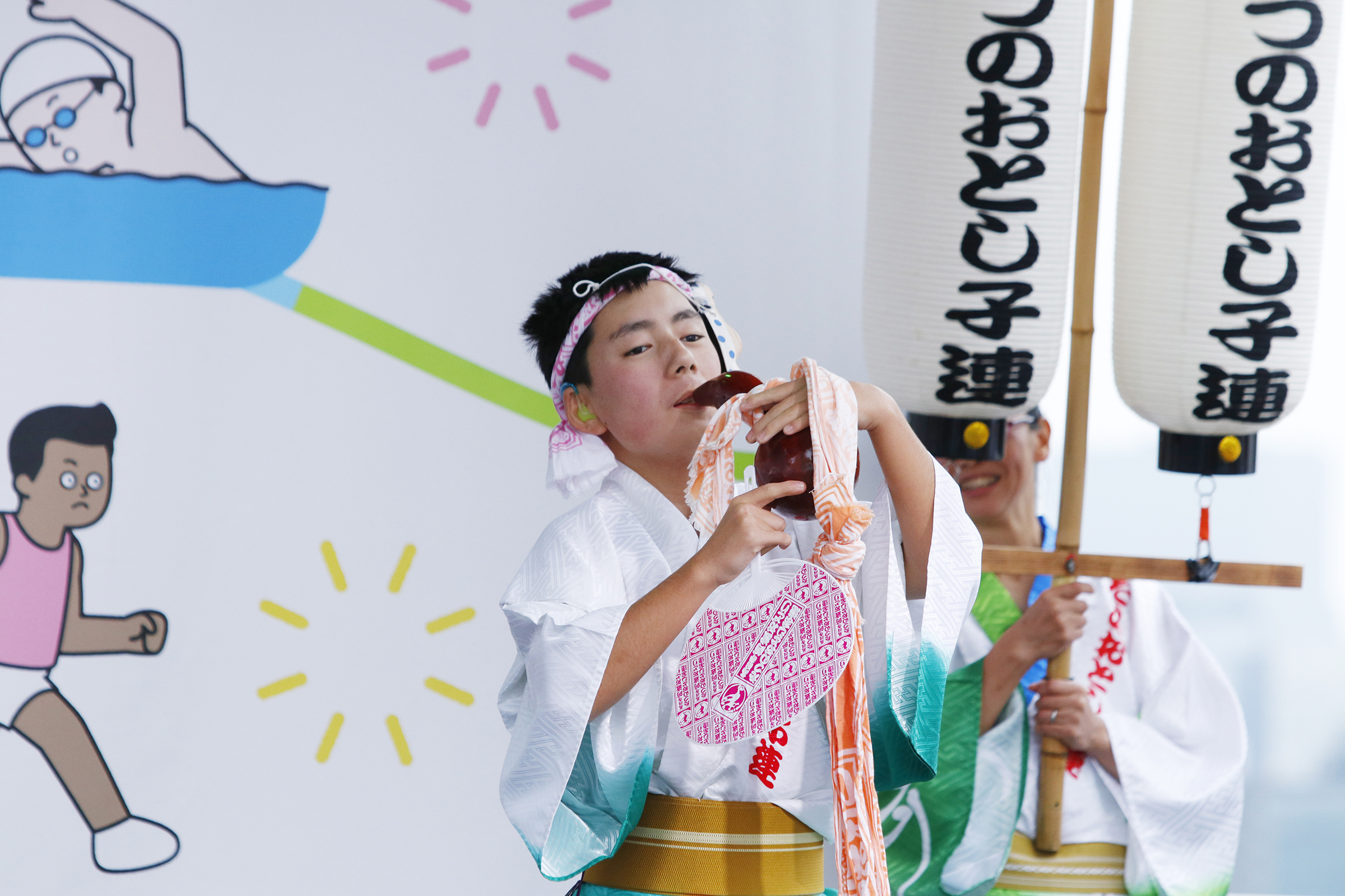 たつのおとし子連の男の子が笛を吹いている写真