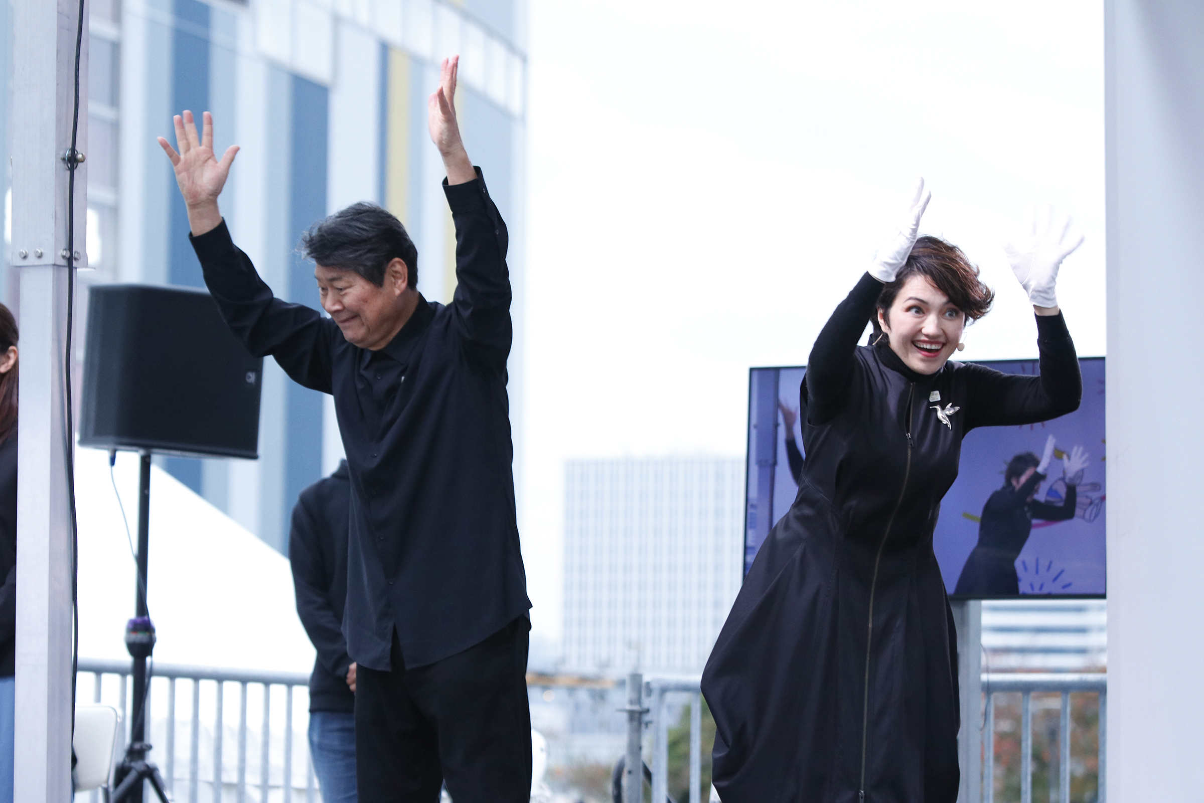 コロンさんと井崎さんが拍手の手話をしている写真