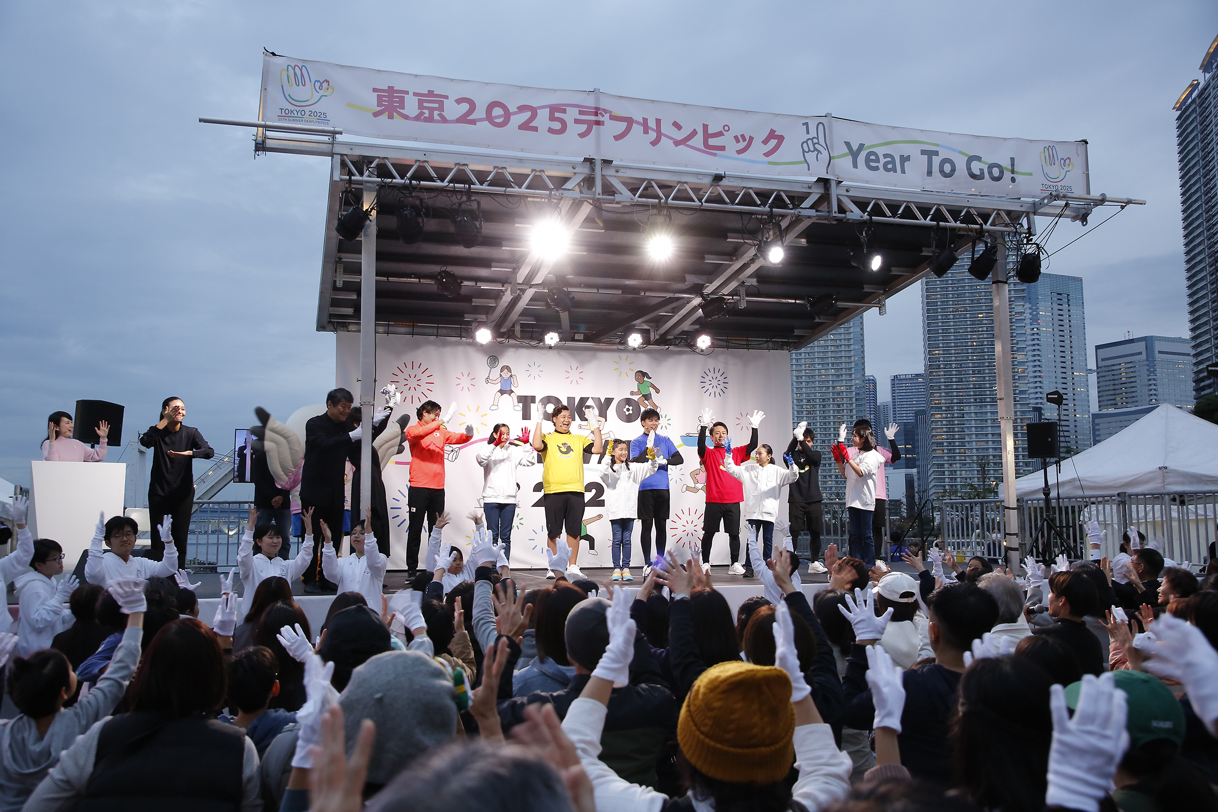 登壇者のいる舞台と観客の全体の写真