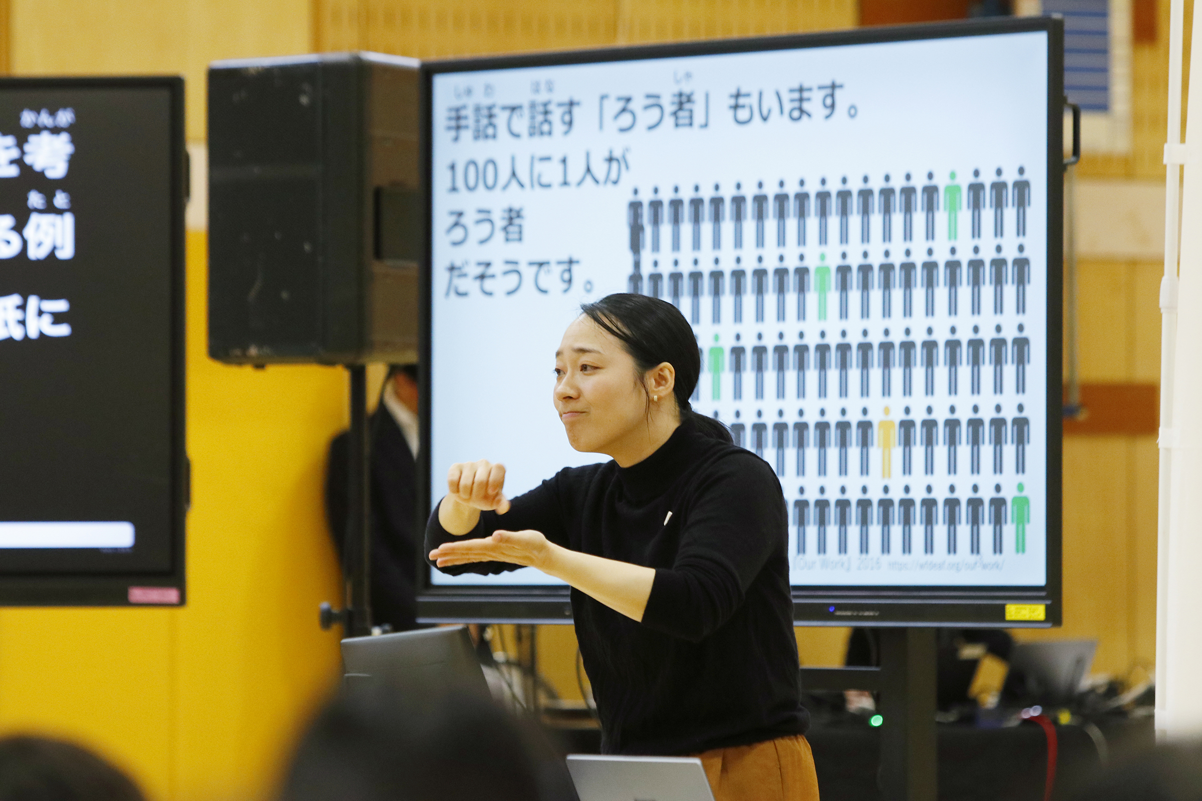 手話で説明をする川俣先生