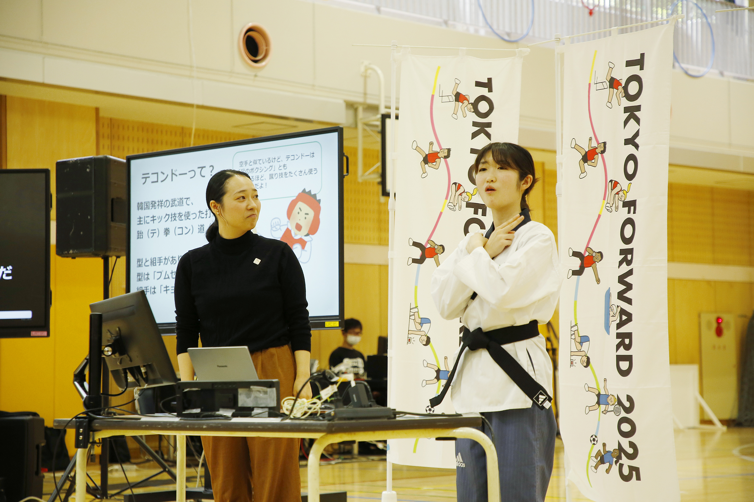 テコンドーの手話を紹介する星野選手