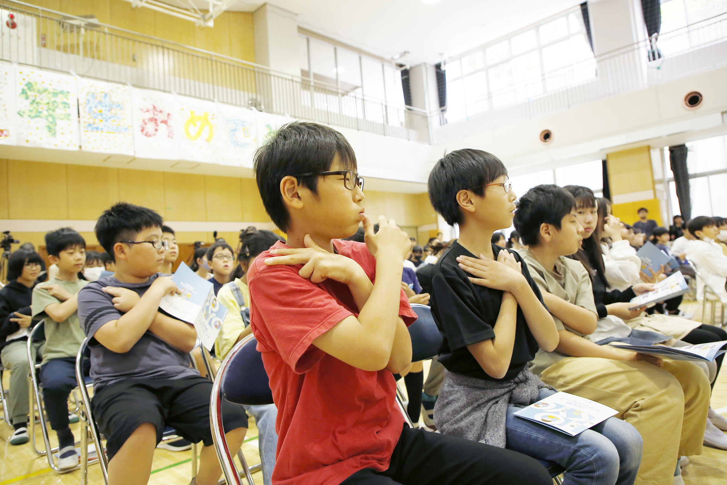 手話を真似する子ども達