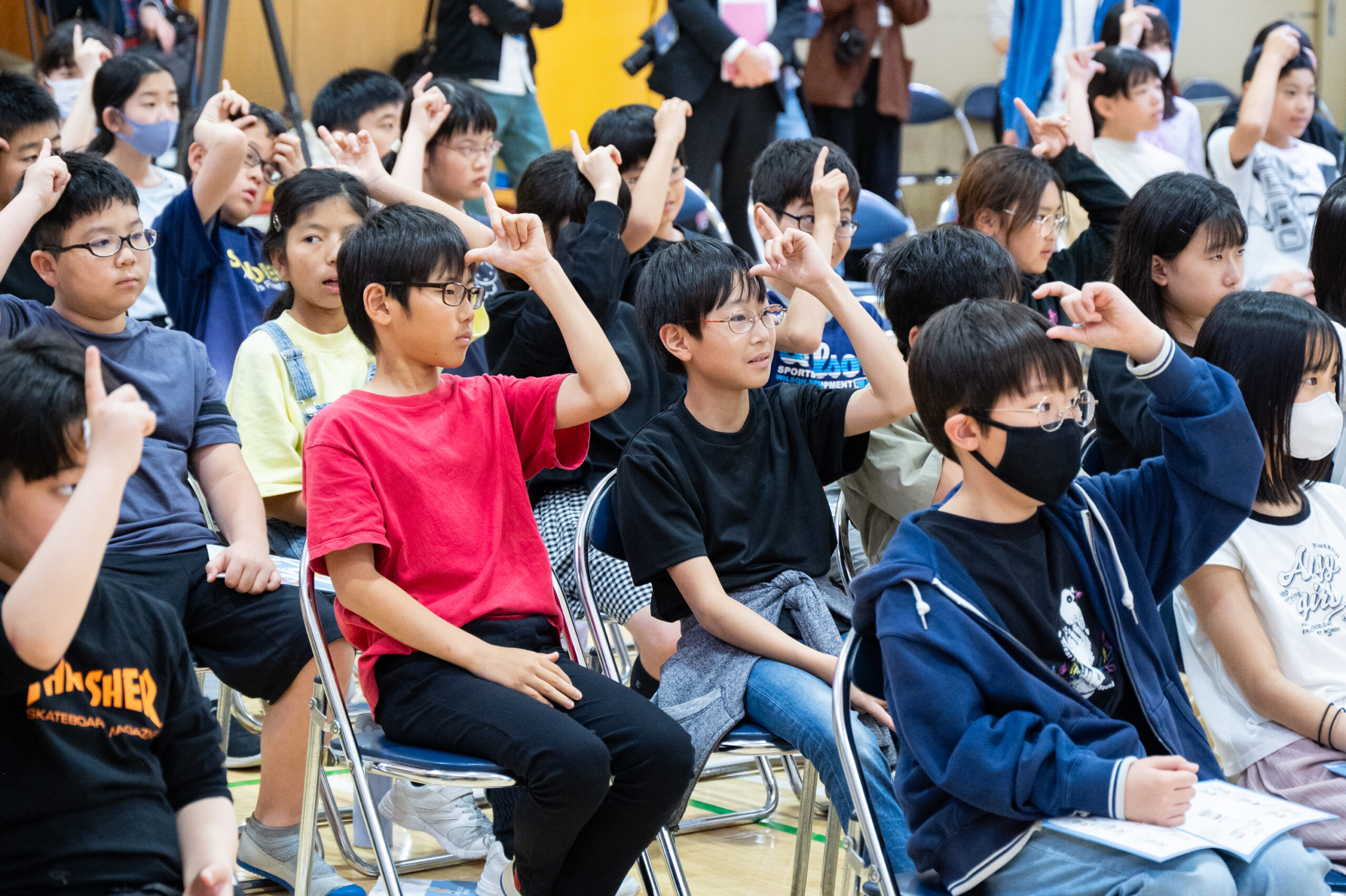 手話を真似する子ども達