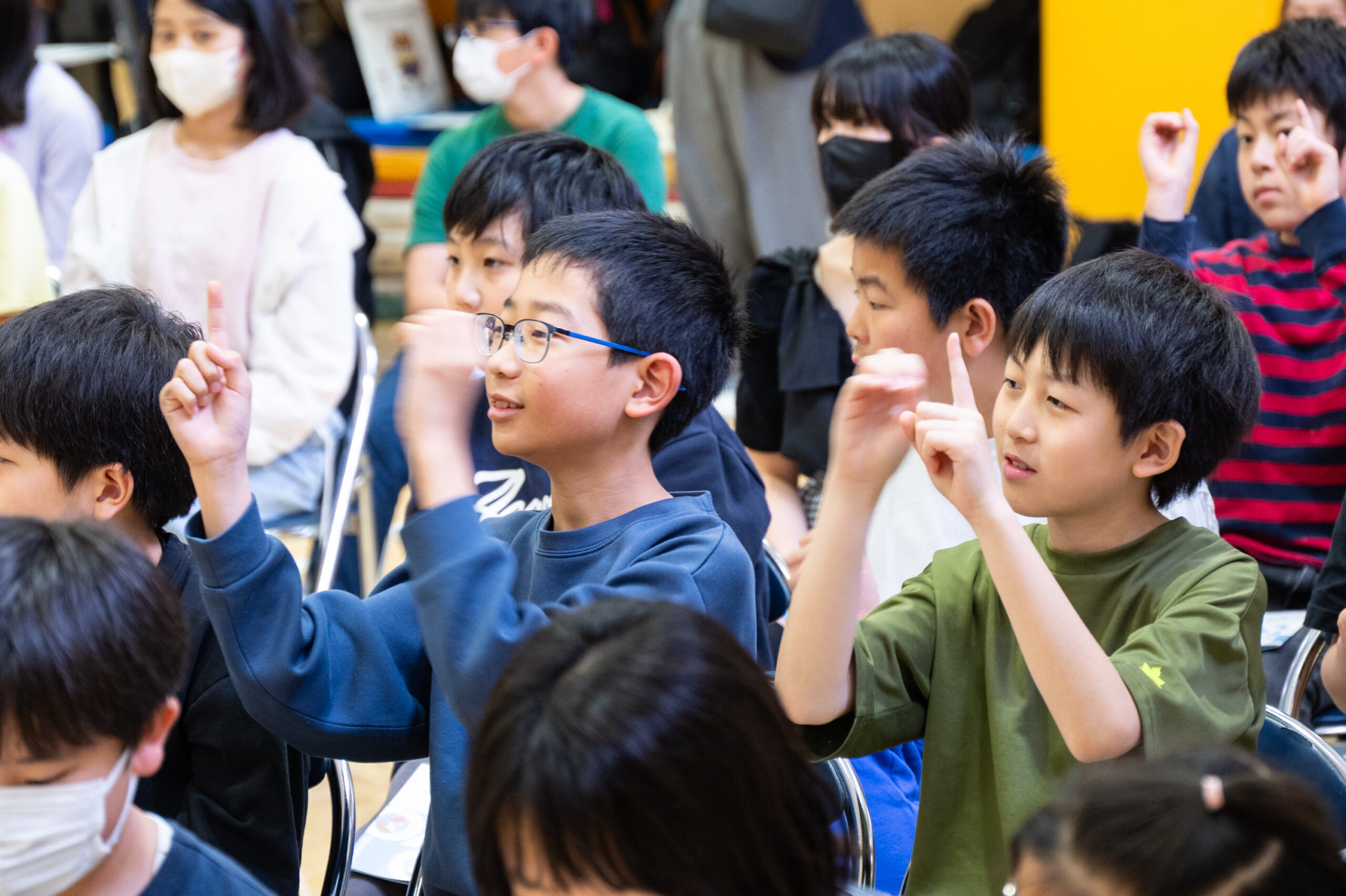 手話を真似する子ども達