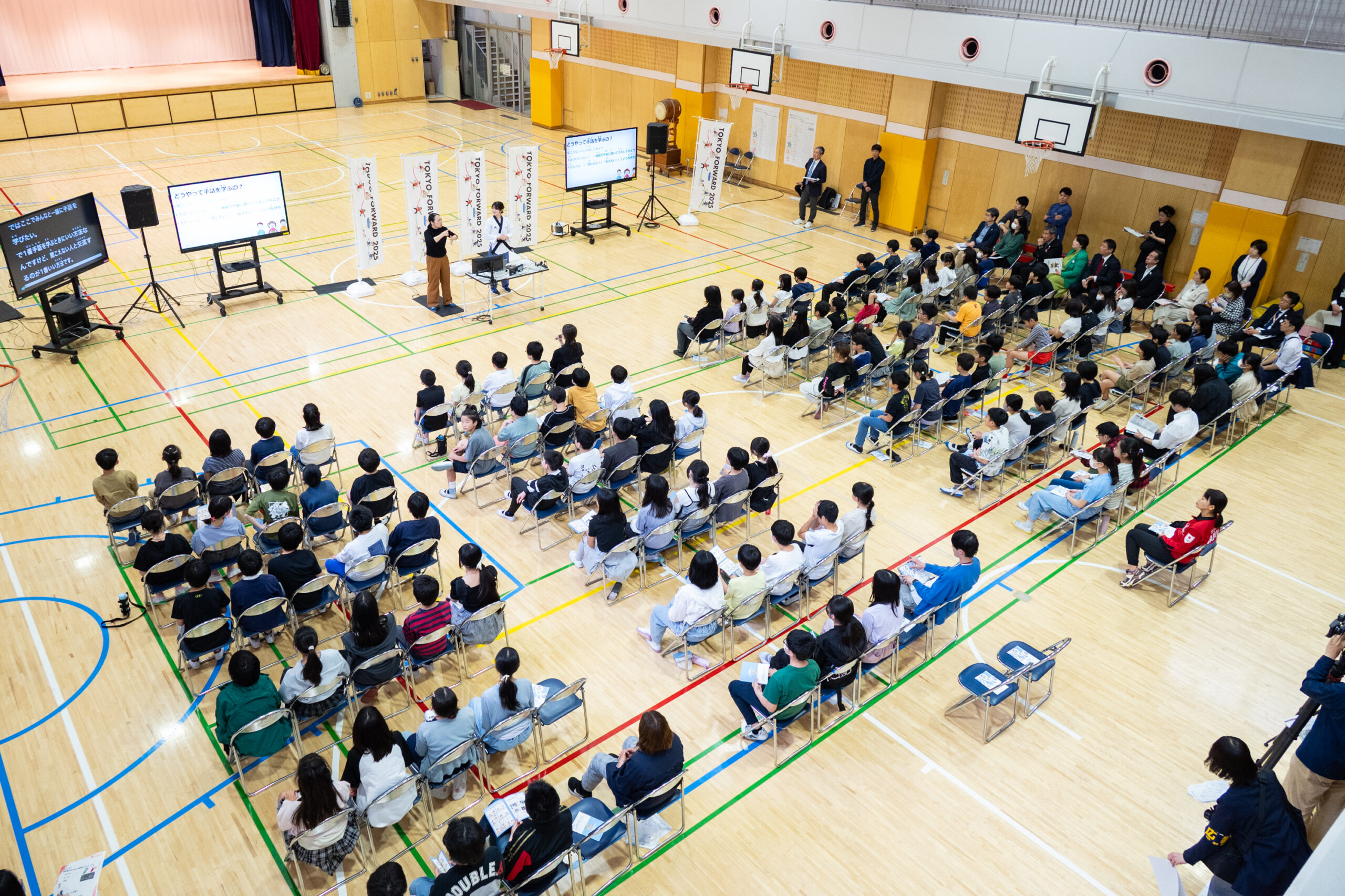 桃花小学校の体育館で話をする様子