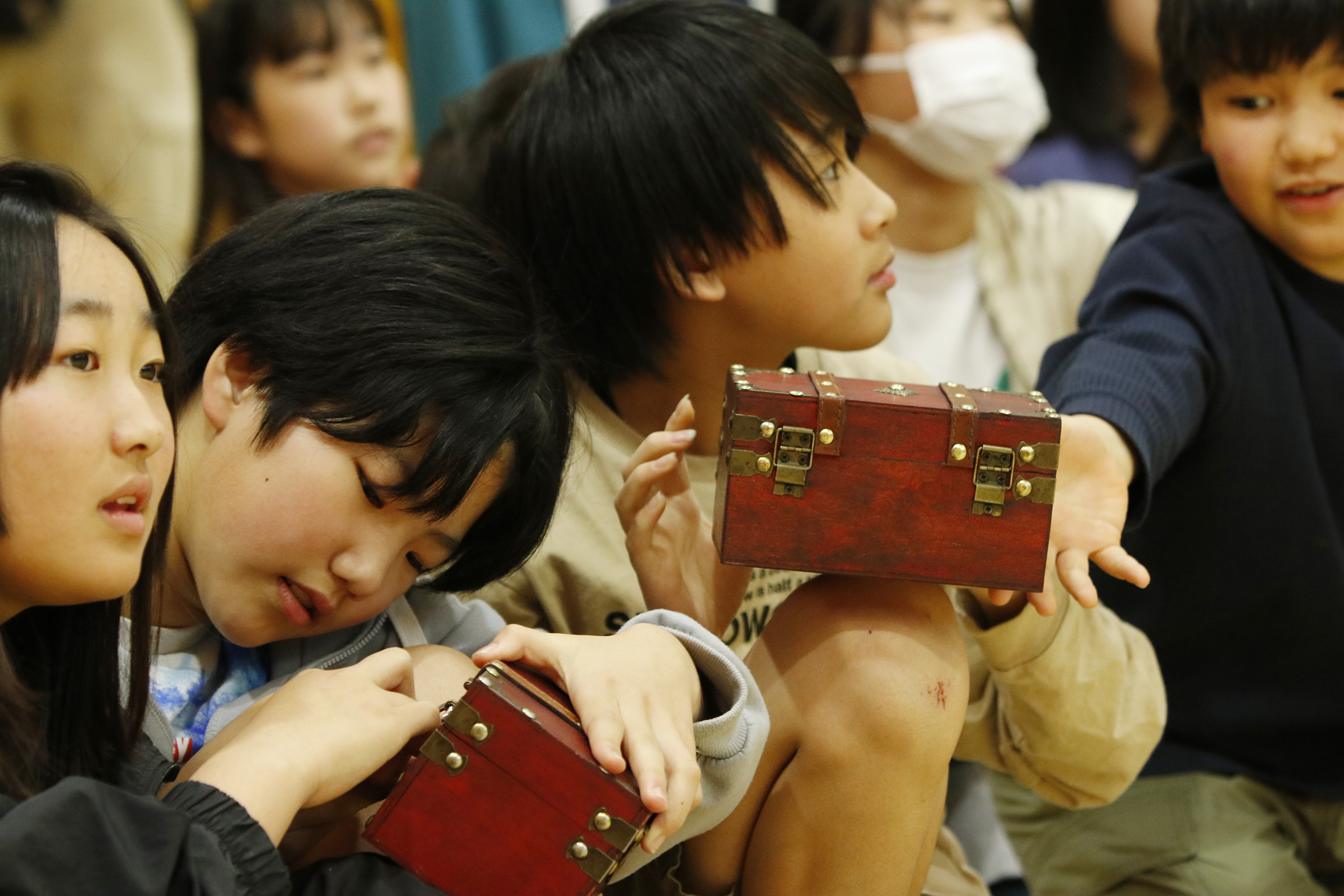 箱に興味津々